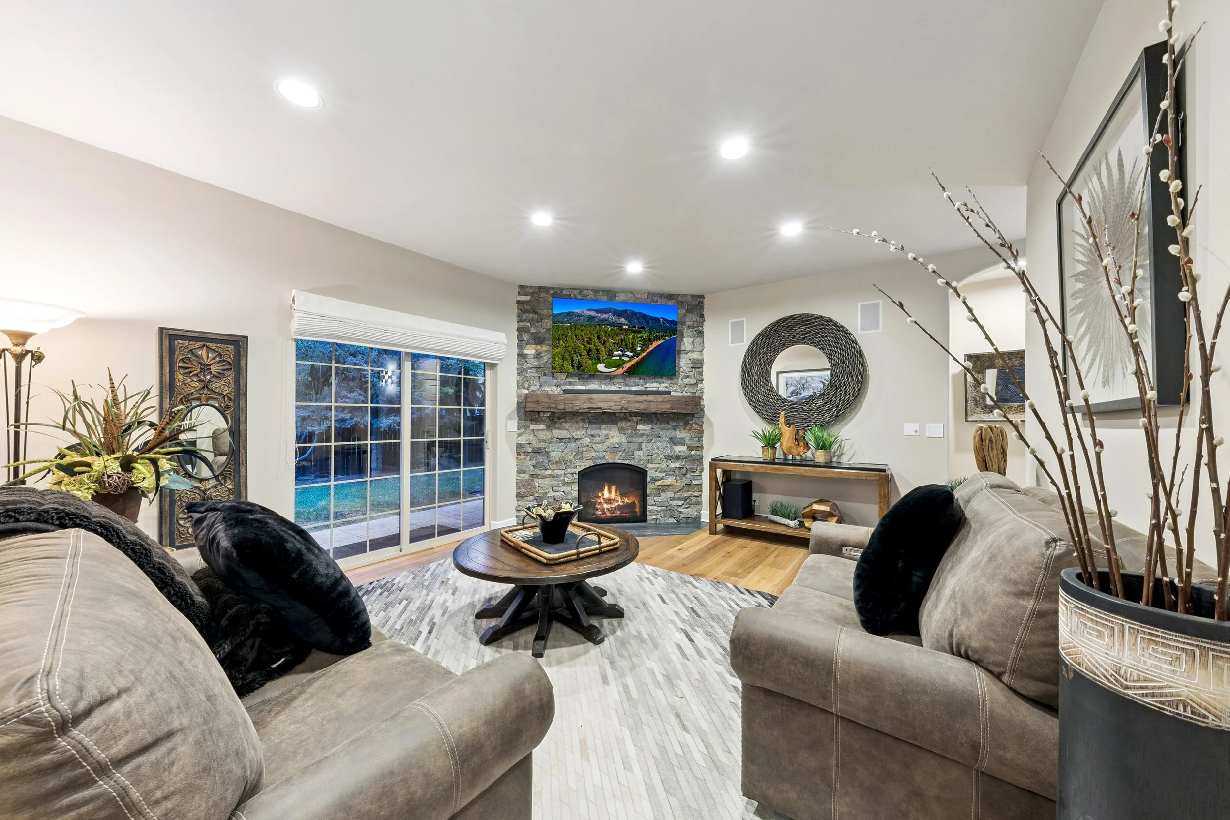 canopy-real-estate-909-southwood-blvd-downstairs-living-room-2.jpg