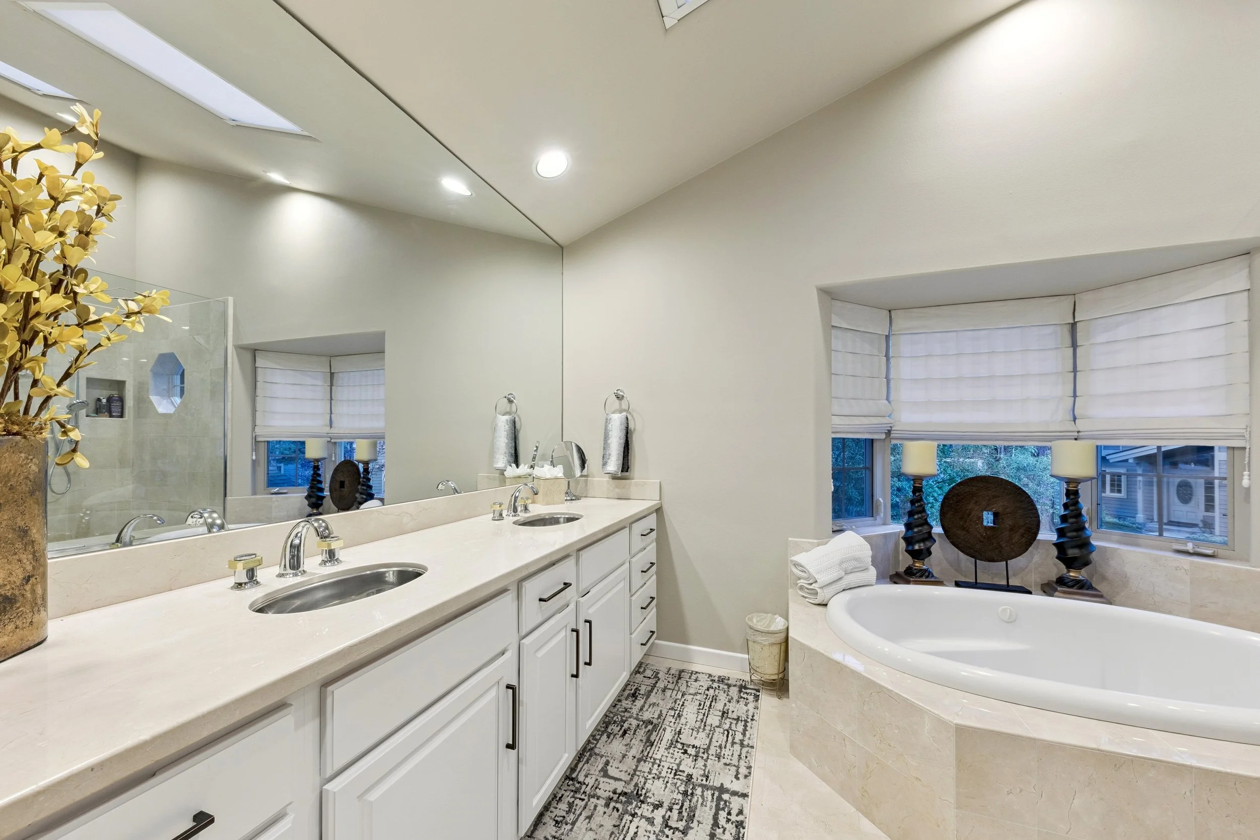 canopy-real-estate-909-southwood-blvd-primary-bathroom-upstairs-2.jpg