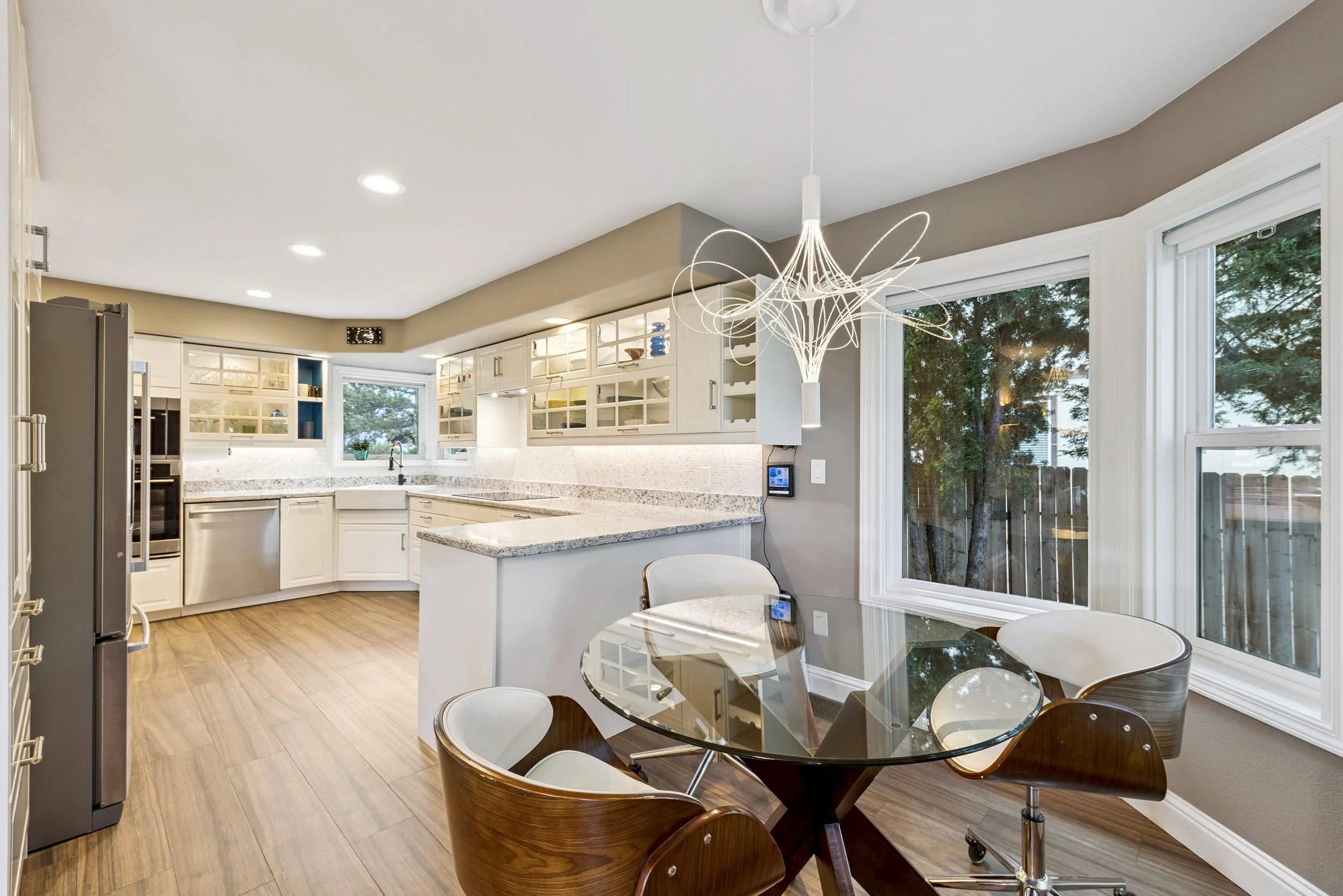 canopy-real-estate-2425-killington-drive-breakfast-nook.jpg