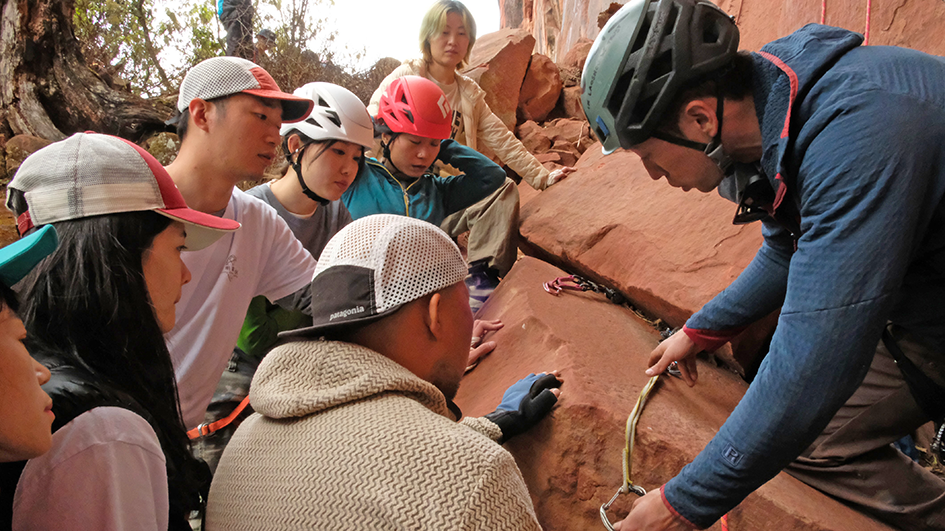 a trad anchor skills clinic I ran with the Liming Climbing Community and Patagonia (China) in the spring of 2024.