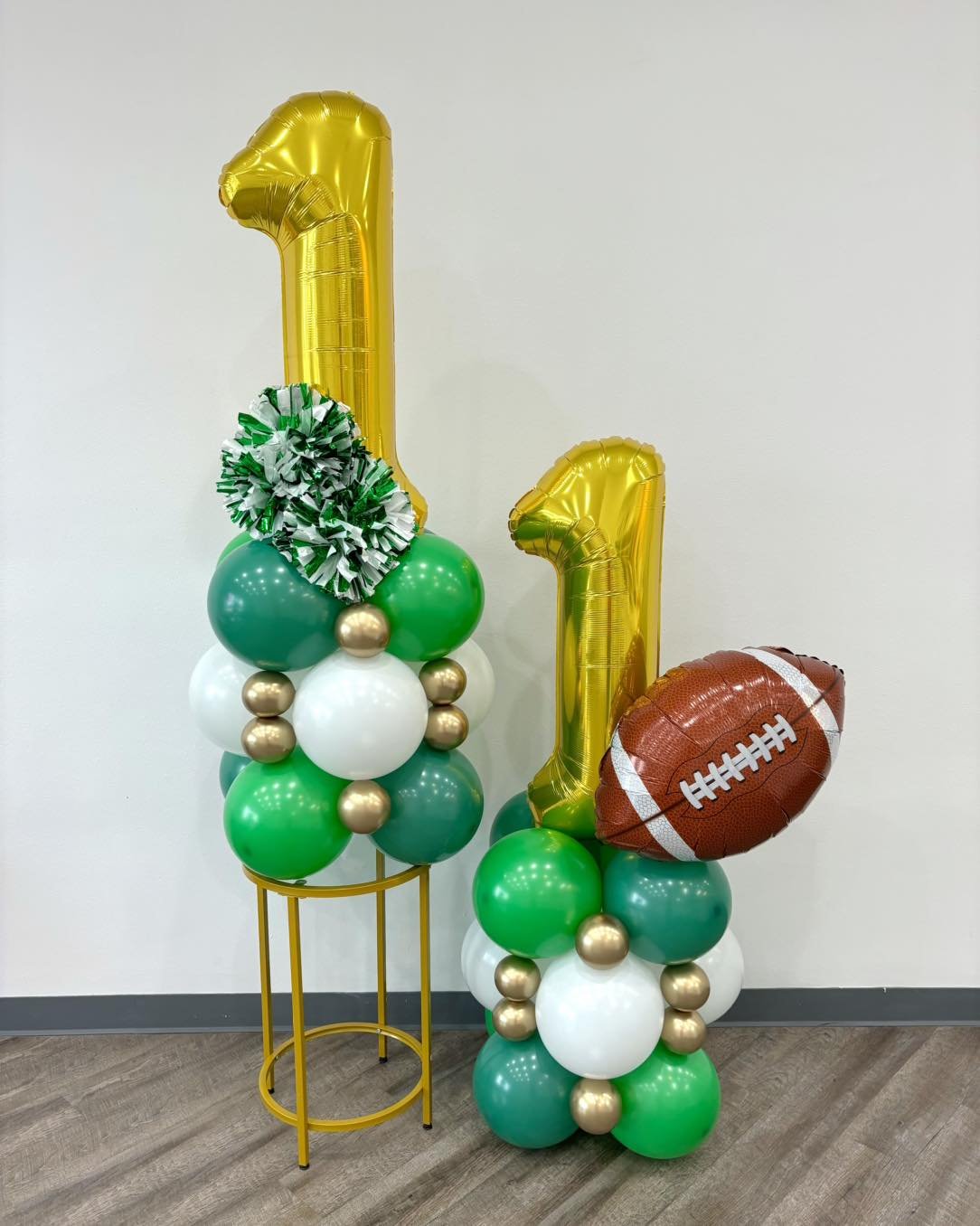 Wishing everyone a very Happy Thanksgiving!! 🏈📣 Here are some matching stacks for a pair of twins 1st birthdays!
&bull;
&bull;
&bull;
#balloons #balloonart #balloonstack #balloonbouquet #football #balloonfootball #pompom #balloonnumber #numberstack