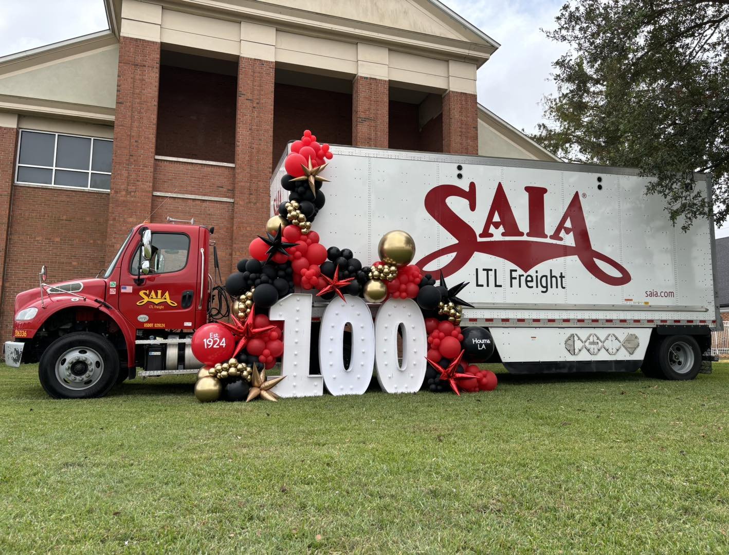 We were honored to help SAIA celebrate 100 years!! &hearts;️🖤💛 Officially checking &ldquo;install balloons on a big rig&rdquo; off our balloon bucket list! More from this order tomorrow ✨
@saialtlfreight 
&bull;
&bull;
&bull;
#balloons #balloonart 