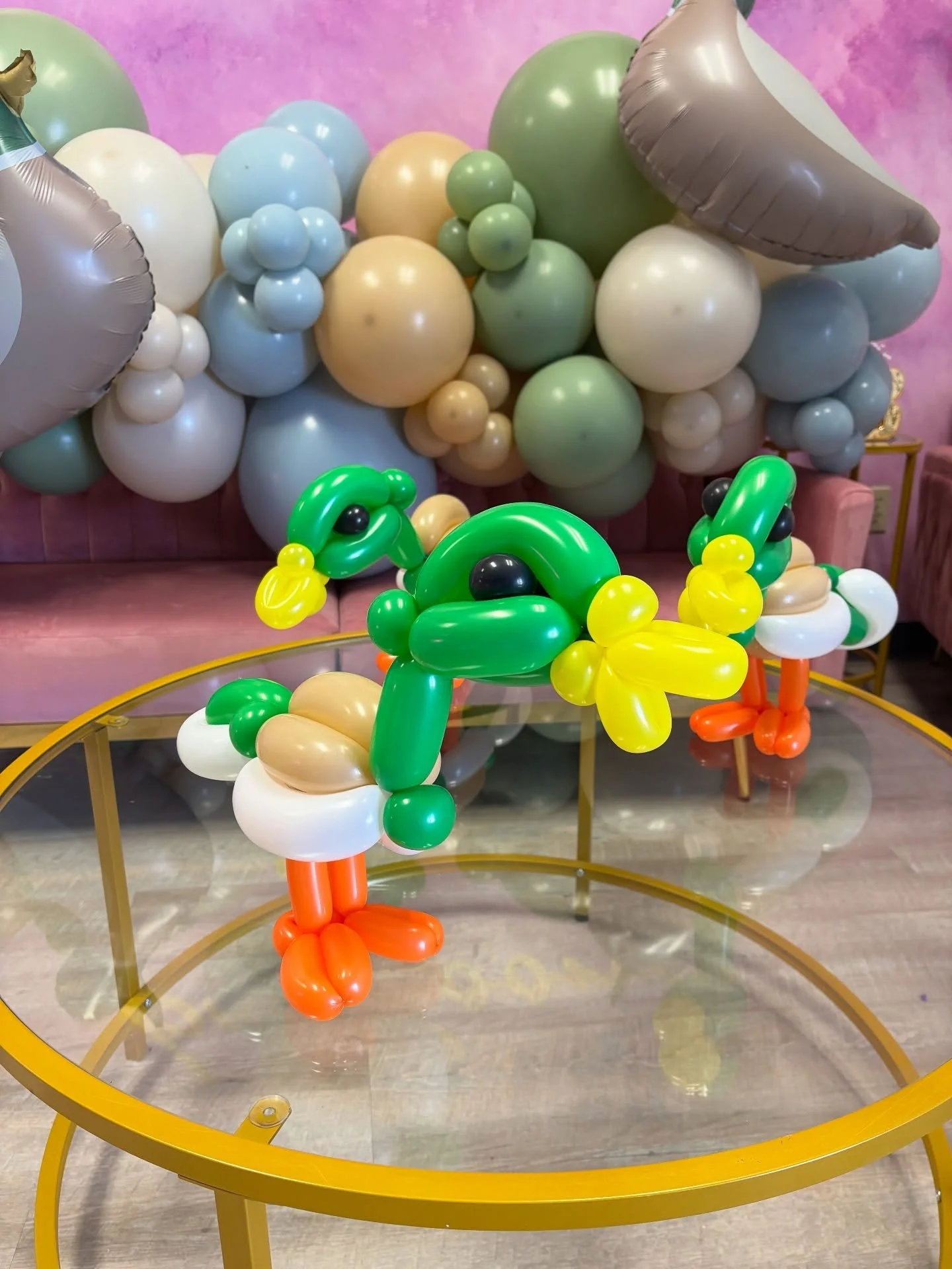 How stinkin cute are these little guys!? 🦆💚
&bull;
&bull;
&bull;
#balloons #balloonart #balloonarch #balloongarland #blondieballoons #shoplocal #smallbusiness #houmaballoonartist #louisianaballoonartist #nolaballoonartist #neworleansballoonartist #