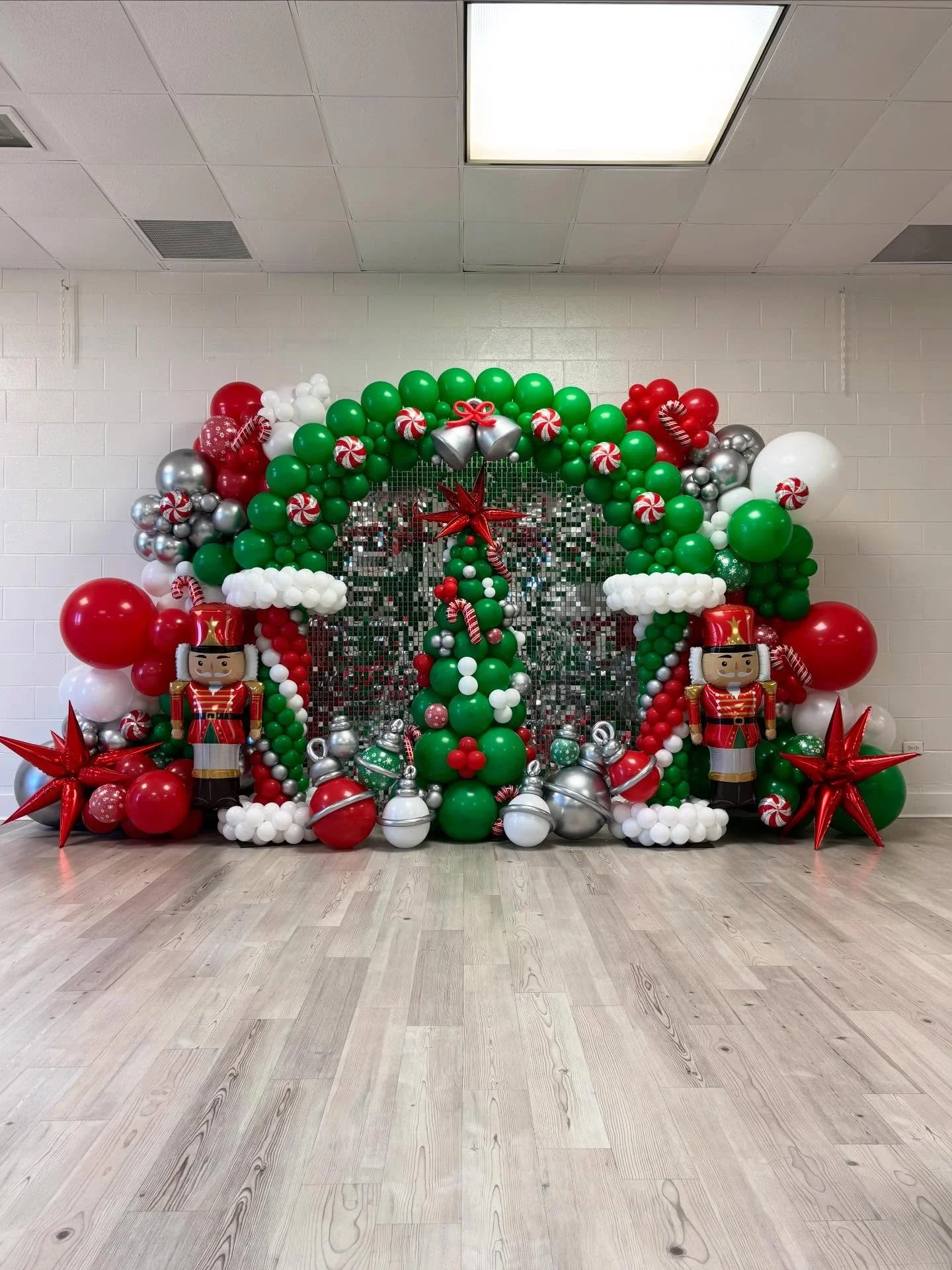 Silver bells, peppermint candies, and all things jolly 🎄🎈 we are so incredibly proud of this piece!! 

We&rsquo;ve decided to call it an &ldquo;everything order&rdquo;. Structural, organic, twisting, distortion, foils, and rentals&hellip; a little 