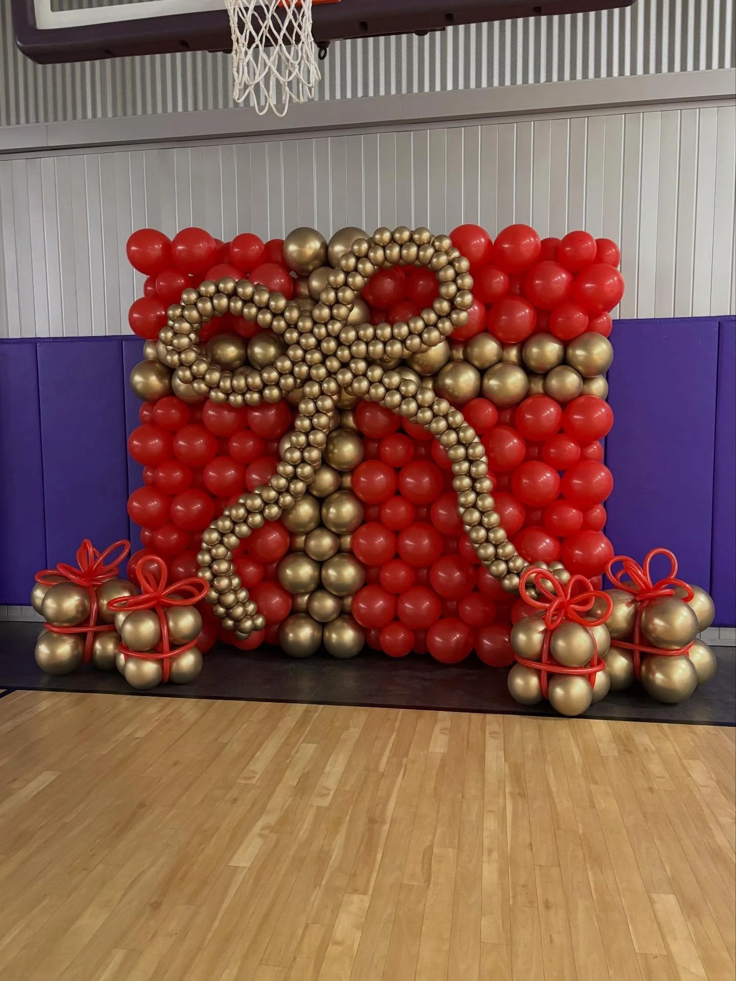 Wishing a very Merry Christmas from the Blondie Crew to You!!! 🎁🎈
This giant present wall saw a pajama party gift give away, and then found its way to the @macdonellchildrensservices 
Whether traveling like our giant present, or staying home cozied