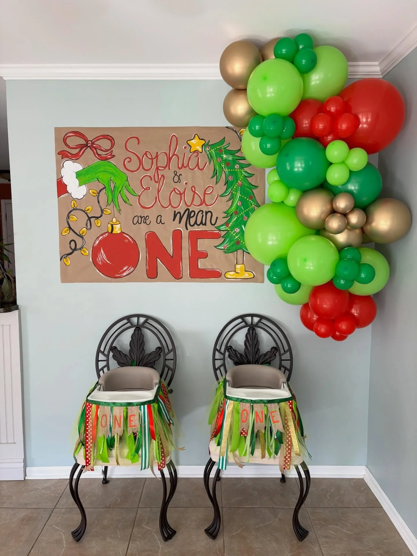 The cutest first birthday theme!! 💚🎄🎈
&bull;
&bull;
&bull;
#balloons #balloonart #balloonarch #blondieballoons #louisianaballoonartist #nolaballoonartist #neworleansballoonartist #batonrougeballoonartist #ameanone #grinchbirthday #christmasbirthda