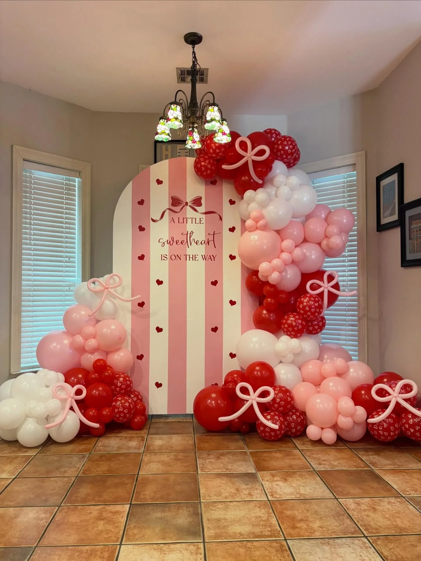 A little sweetheart is on the way 🎀❤️ we hope everyone had a lovely Valentine&rsquo;s Day!! 

Colors @betallic fashion white, fashion red, bubblegum pink, forever hearts print 

#blondieballoons #valentinesballoons #alittlesweetheartisontheway #vale