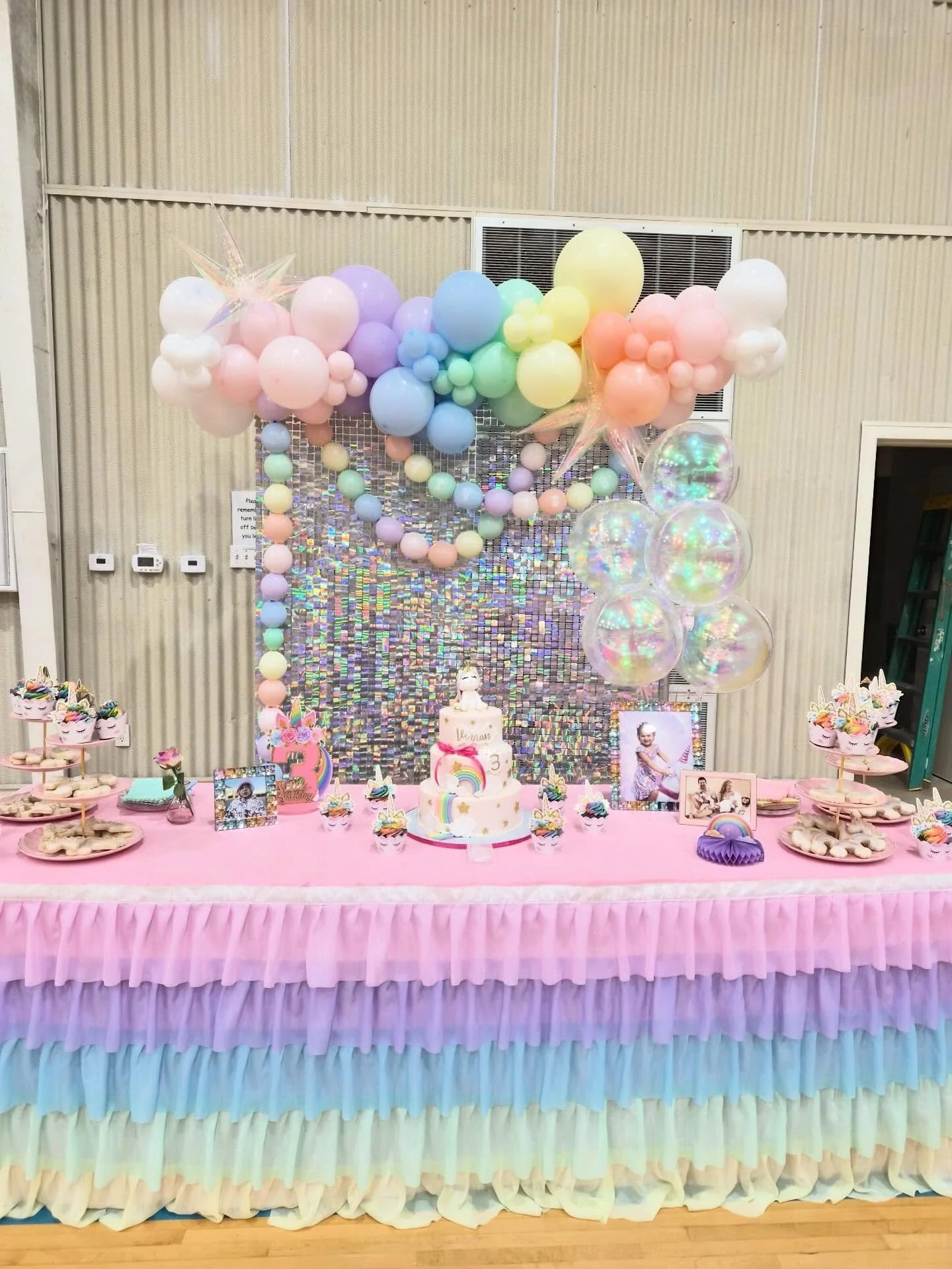 Iridescent shimmer wall = the perfect cake table backdrop 🦄💕

#blondieballoons #pastelrainbowballoons #shimmerwall #caketablebackdrop #unicornbirthday