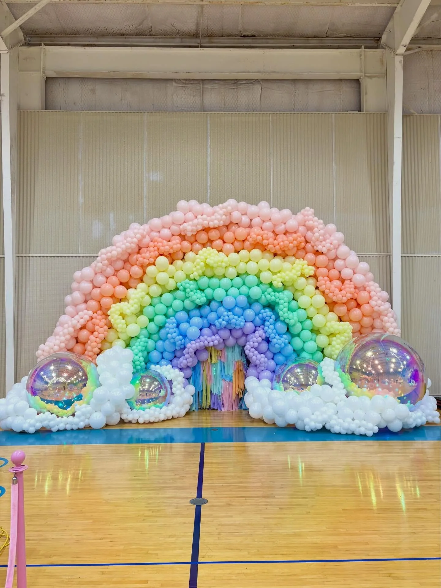 No words for this one&hellip; adding this to our list of favorite installs EVER!! 🌈💕🦄

Colors: @betallic pastel matte line 
Giant orbs @ubackdropforevent 

#blondieballoons #rainbowballoons #pastelrainbow #balloonrainbow #giantrainbow