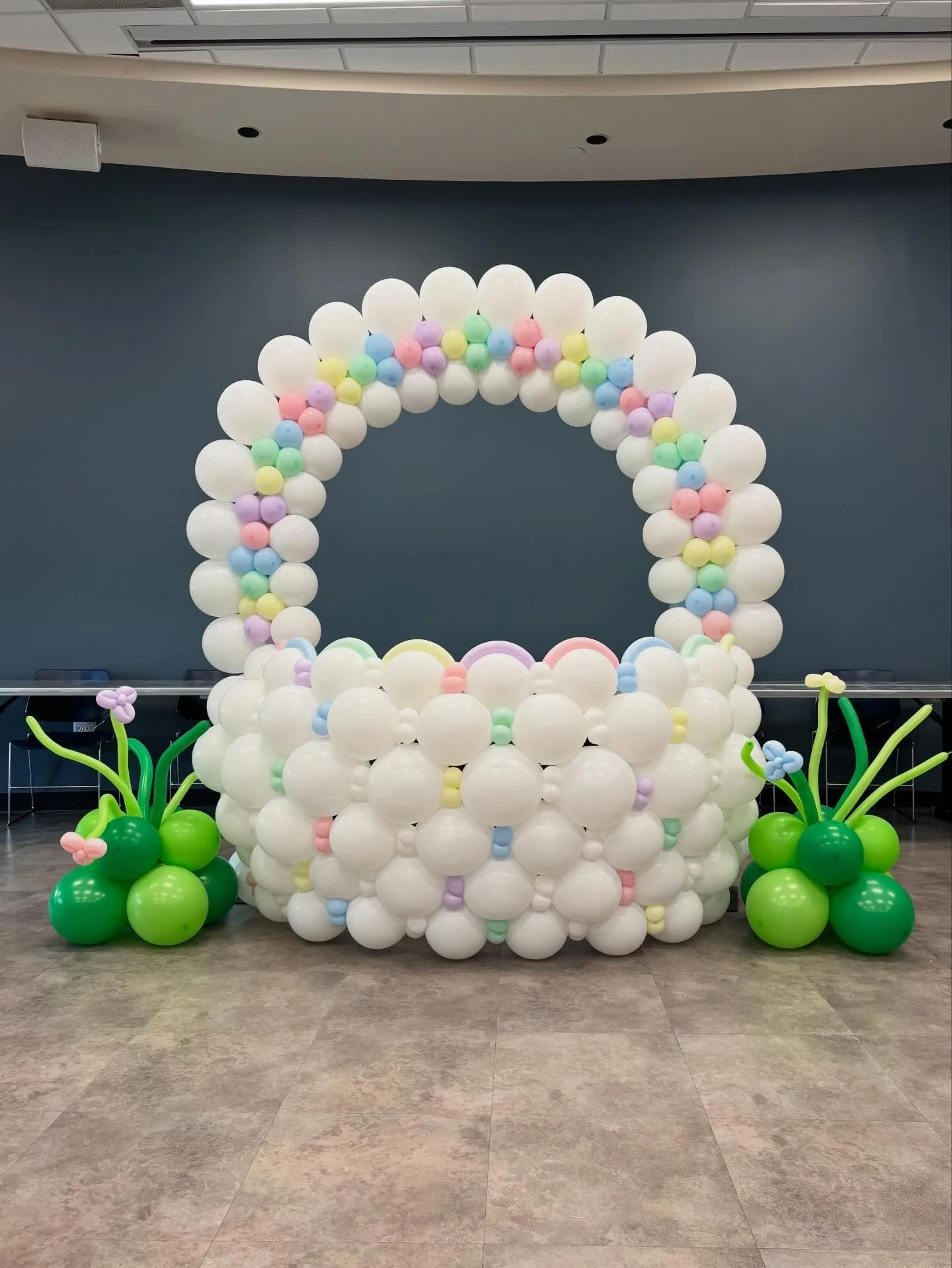 Wishing a very Happy Easter from the Blondie crew to you!! 🐰🐣💐 

#blondieballoons #easterballoons #balloonbasket #ballooneasterbasket #linkoloons