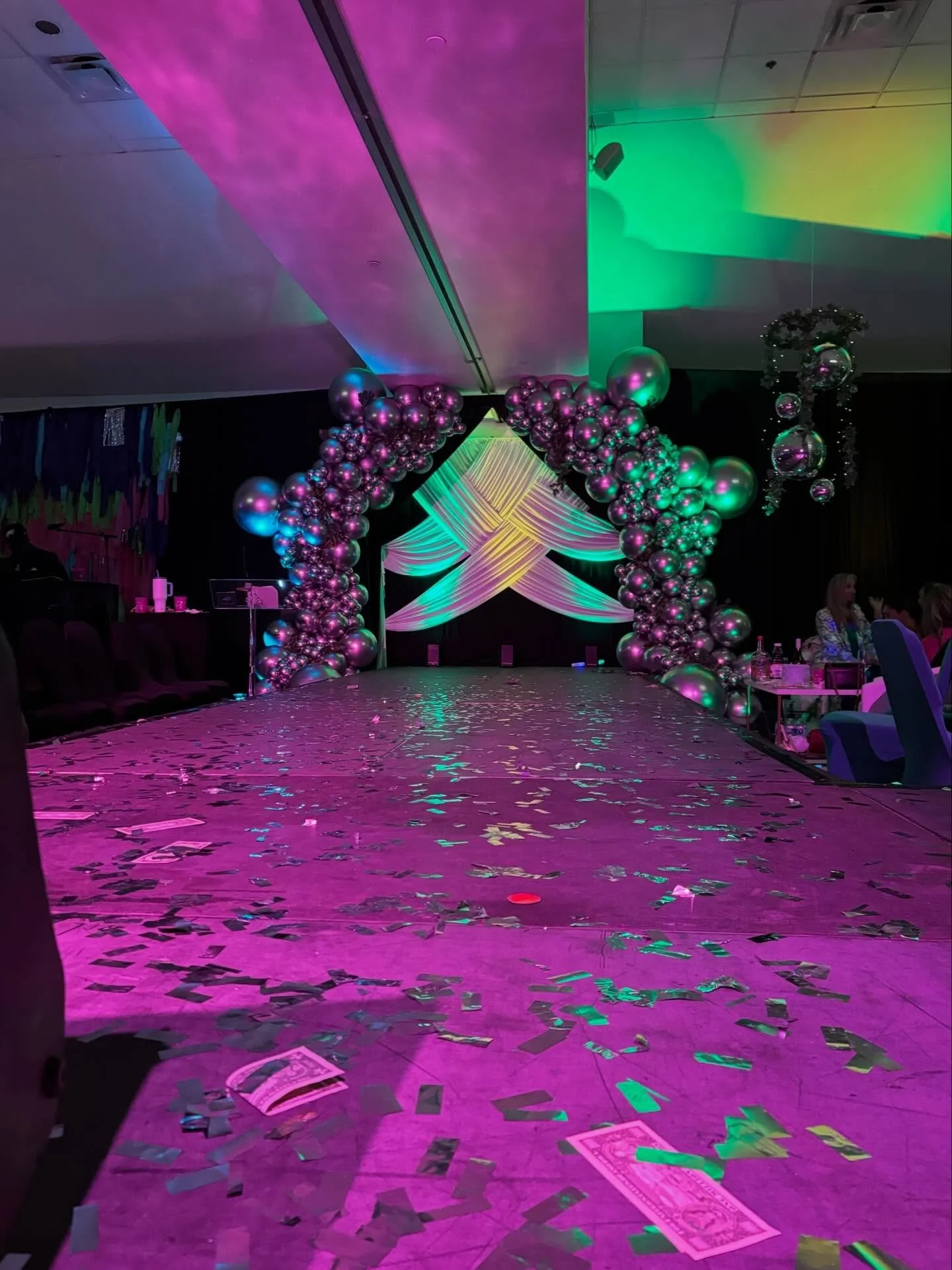 It&rsquo;s @gotr_bayouregion Sneaker Soiree week!!! 👟💕
So, we are throwing it back to 2025 when we hung 13 custom chandeliers and decked everything out in all silver with @knightndaydesigns 😍
Counting down to Saturday! We can&rsquo;t wait for you 