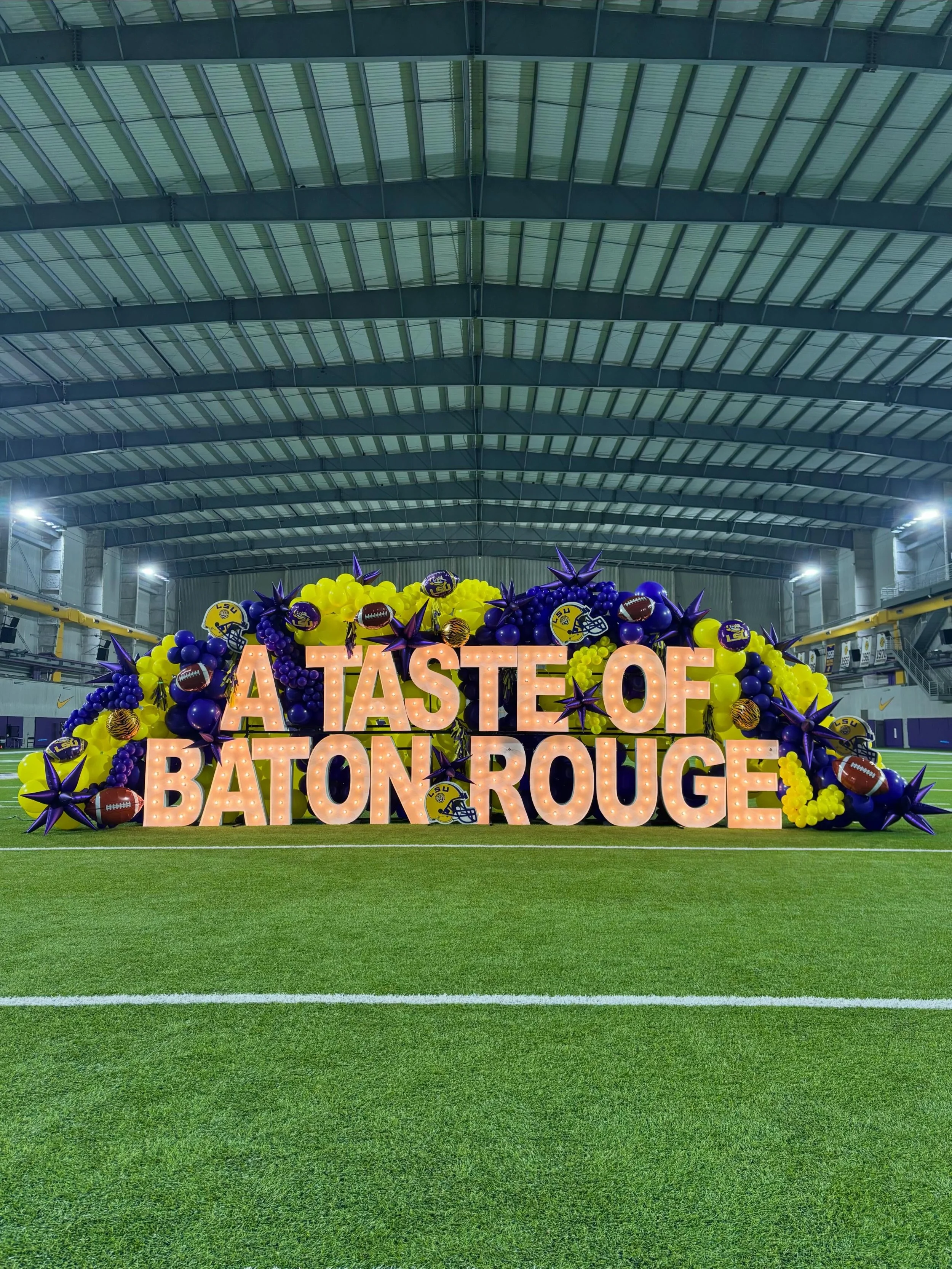 A taste of Baton Rouge 🐅💜 

Lunch at the LSU Football Indoor Practice Facility 🏈
and we showed out with a large scale organic install stuffed with foils, tassels, starbursts, and custom cut outs 🎉 

Marquees: @alphalitbatonrouge 

#blondieballoon