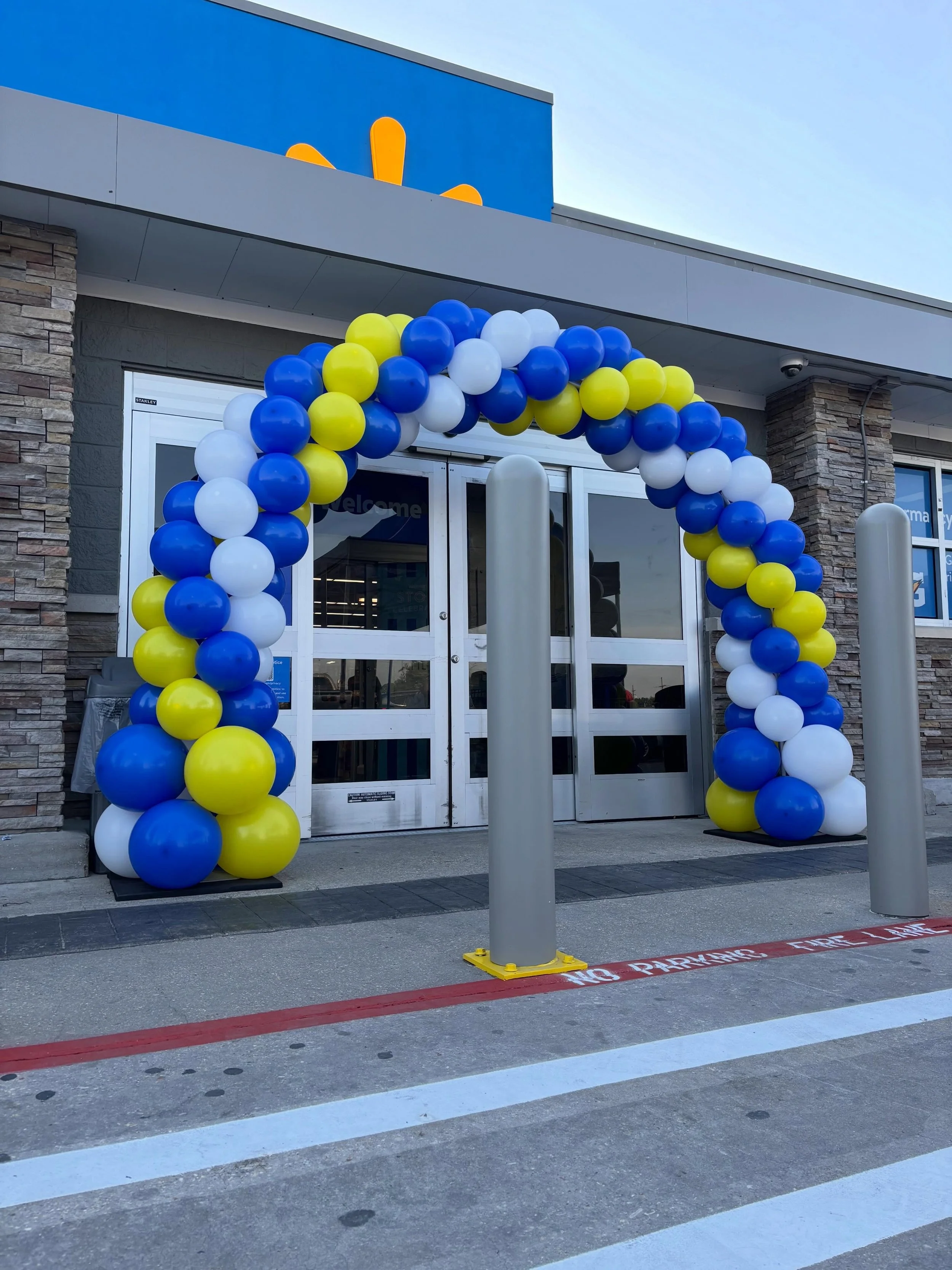 Classic spiral arch and columns for @walmart grand opening! 💙💛

#blondieballoons #balloonarch #ballooncolumn #coporateballoons #walmartballoons