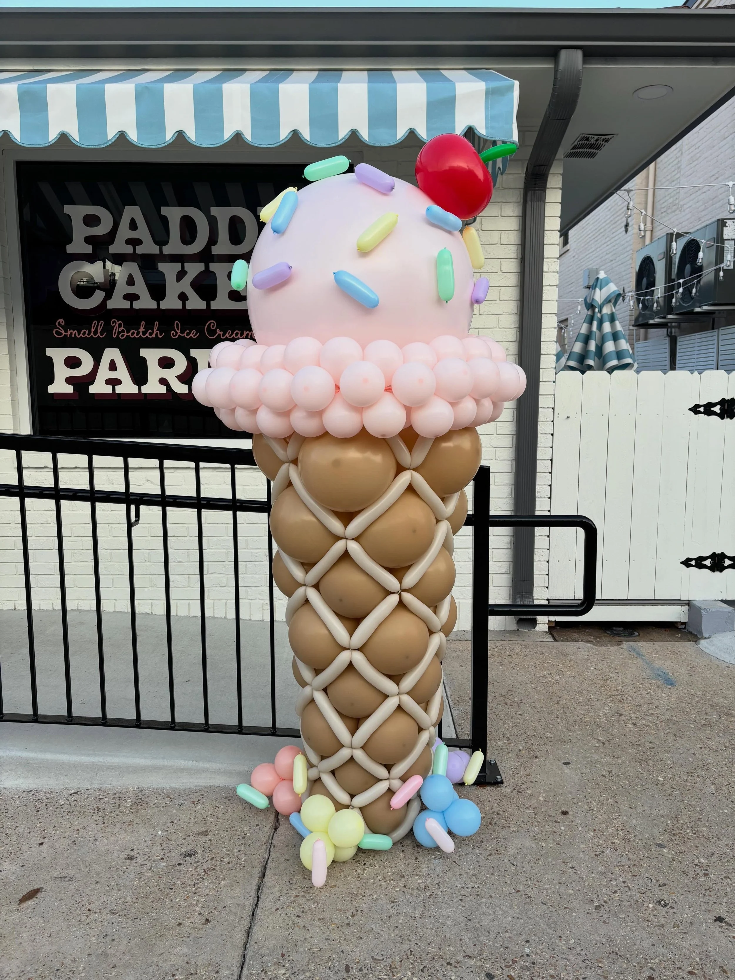 Grand opening for @paddycakesparlor 🍦💕 

Giant ice cream cone, custom logo vinyls, and sprinkles everywhere! Thanks so much for having us 🎉 Wishing for success in your business! 

#blondieballoons #icecreamballoons #balloonsprinkles #grandopeningb