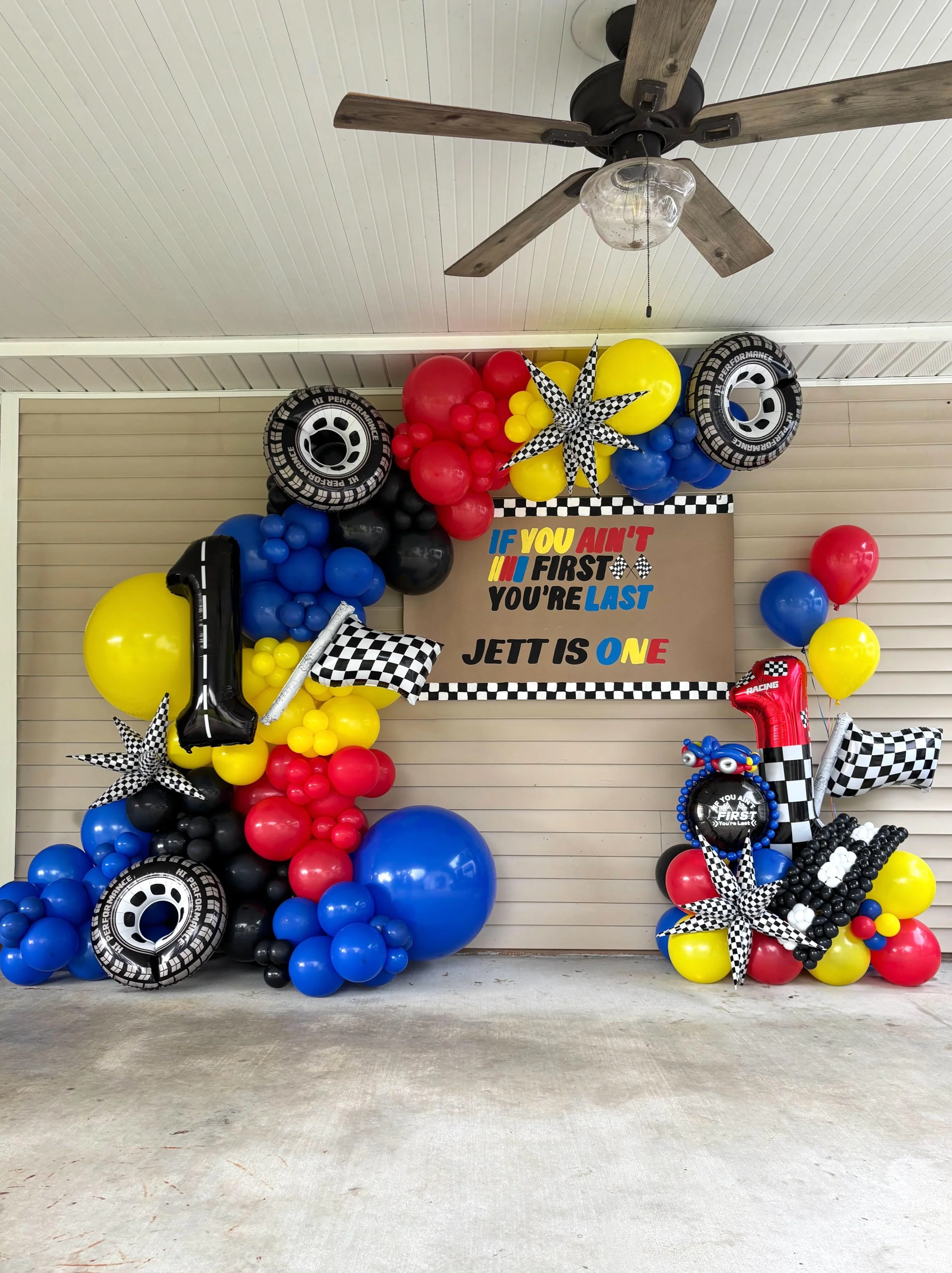 If you ain&rsquo;t FIRST, you&rsquo;re last 🏁💛🎈Jett&rsquo;s Talladega Nights themed first birthday! 

Twisted nascar, woven road, and all the checkered add ins for this one! 

#blondieballoons #talladeganightsballoons #talladeganightsbirthday #nas