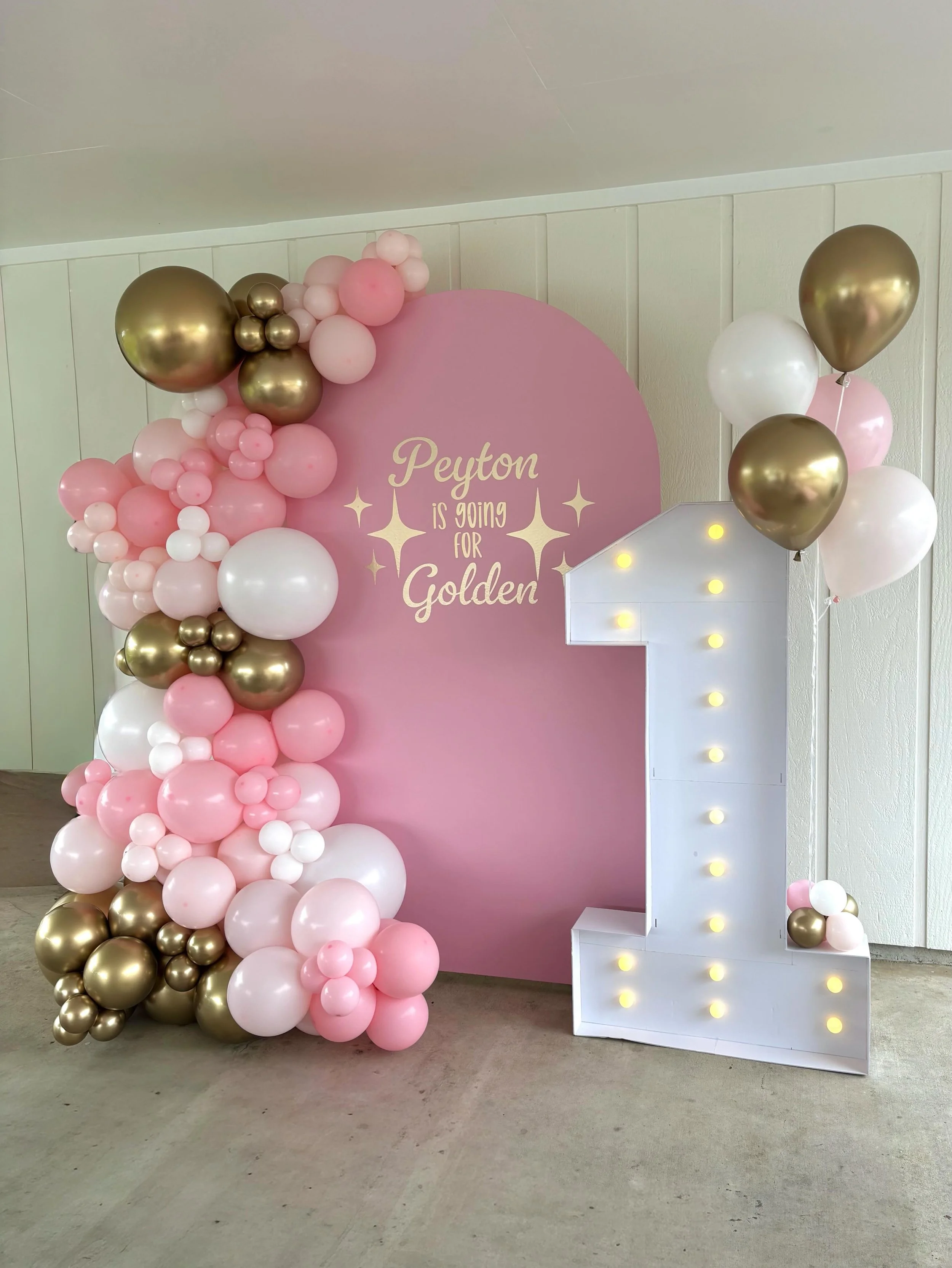Peyton is going for Golden! 💕✨

#blondieballoons #goingforgoldenballoons #firstbirthdaybackdrop #pinkandgoldballoons #goldenbirthdayballoons