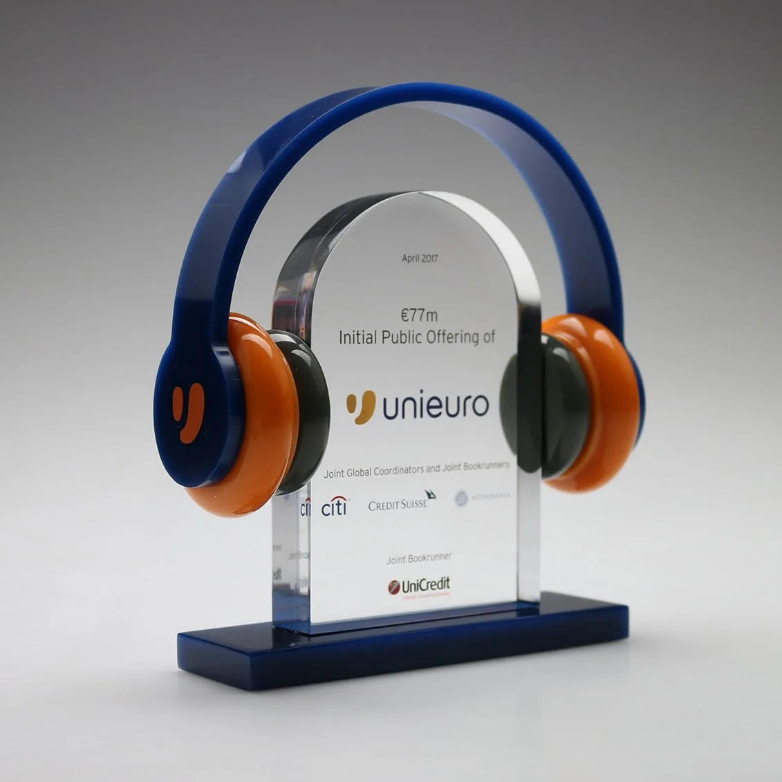 High quality custom financial tombstone headphones design for Unieuro by Bennett Awards