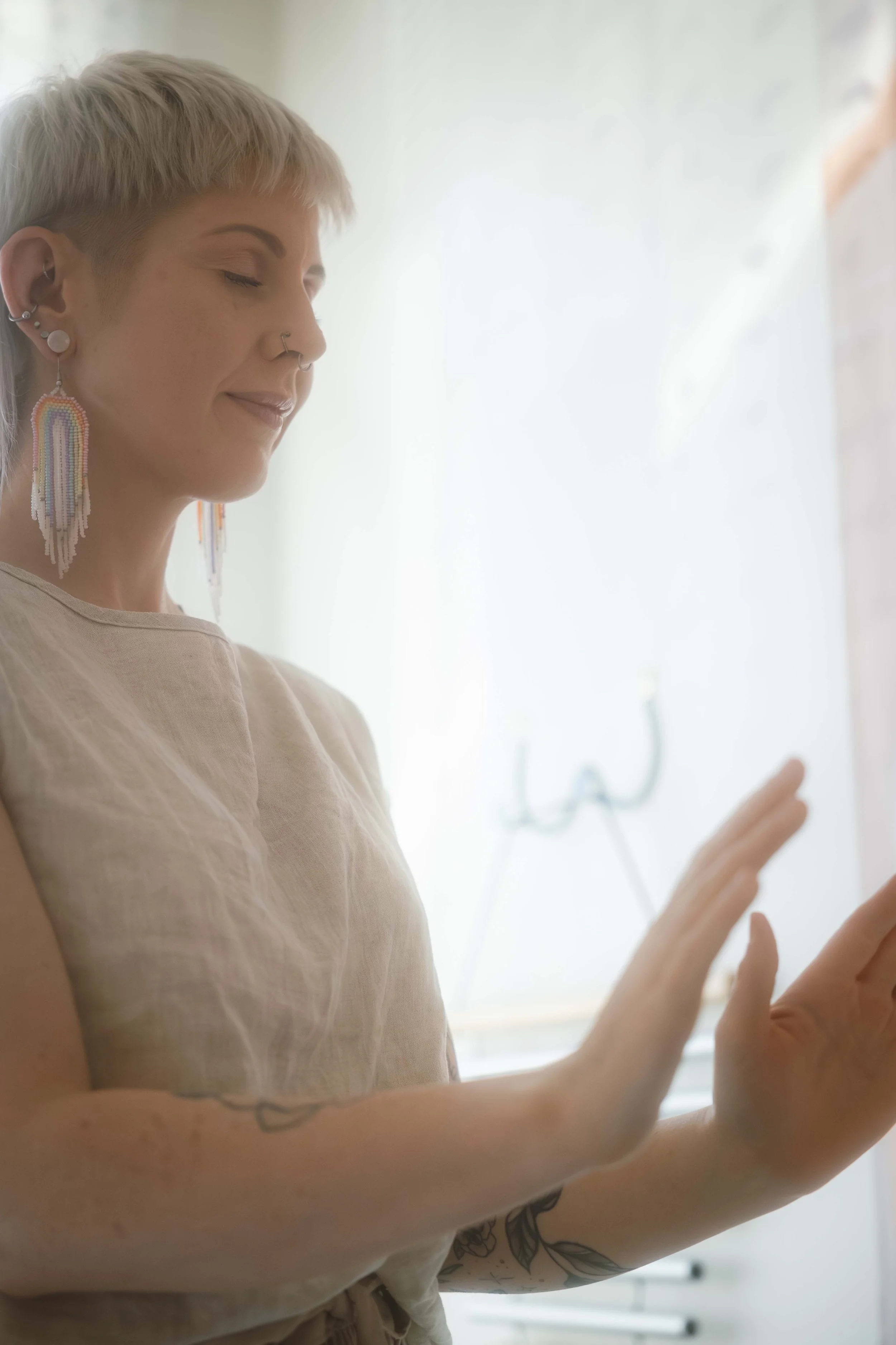 Sound bath practitioner offering reiki services to pregnant woman in Victoria BC