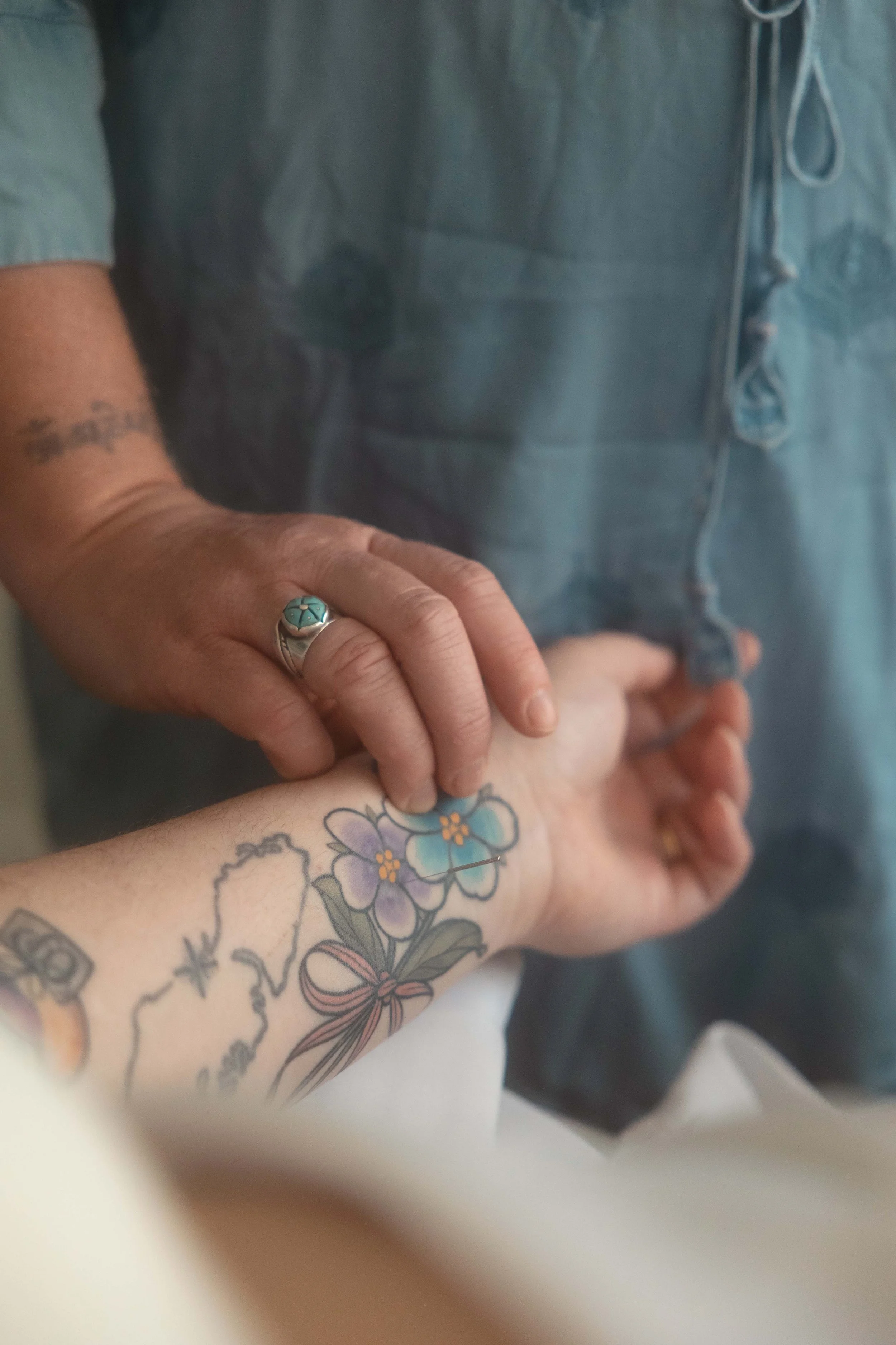 registered acupuncturist taking pulse on pregnant woman