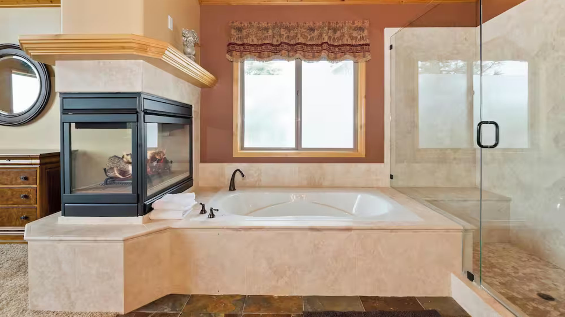 Private King Suite with Ensuite Bathroom and Jacuzzi ($1,195)