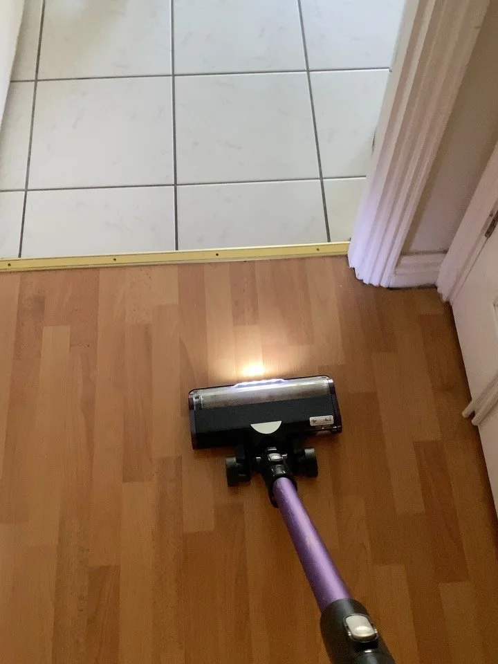 ❓Does your dog chase, bite or bark at the hoover?
 
😎 Prefer them to be more chilled and giving zero floofs like Albert here?

🙋🏼&zwj;♀️ Hit me up for my super easy, fun and effective hoover desensitisation training method!

🐕 Tailored training s