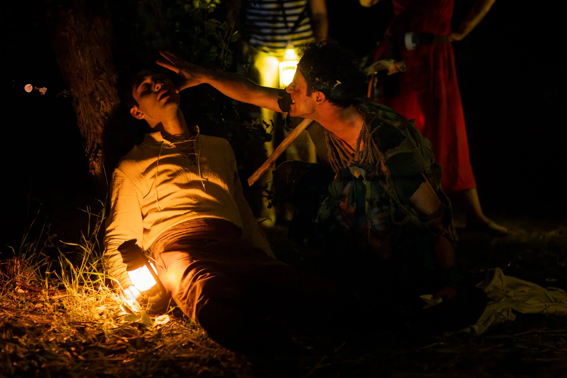 Un elfo sta incantando uno degli amanti che dorme nel bosco.

Foto di Davide Aiello.