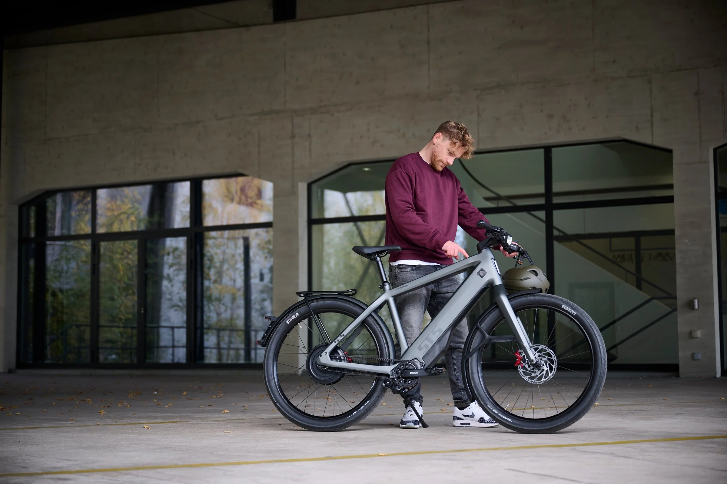 Vélo électrique blanc sur fond noir.