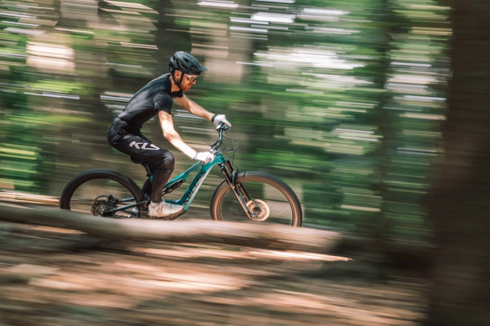 Nous sommes des passionnés de cyclisme et nous partageons notre passion avec les autres, tout comme les fondateurs de Kellys, qui sont à l'origine de la marque Kellys. Un vélo a changé notre vie. Maintenant, nous voulons aussi changer la vôtre.