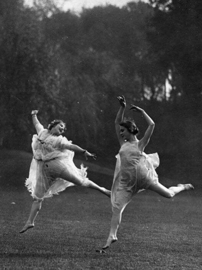 Friday mood 💃🏻💃🏻 Enjoy the heatwave xx 

{image sourced from Pinterest}
#bridalstyle #weddingdress #weddinginspo #vintageweddingdress #londonwedding #londonbride #modernbride