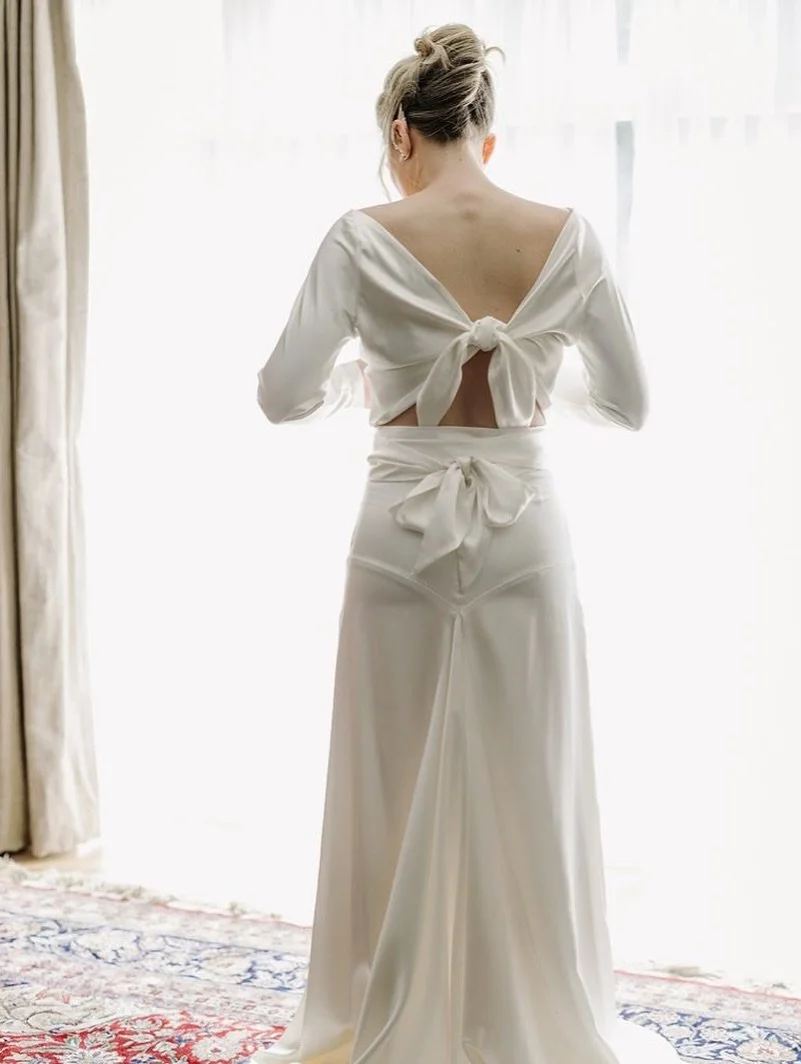Beautiful Bows on our gorgeous bride Audrey🥰😍🎀 

📸 @elainebarkerphotography 

#silkweddingdress #weddingtopandskirt #weddingseparates #madeinlondon #londonweddingdresses #bridesofinstagram