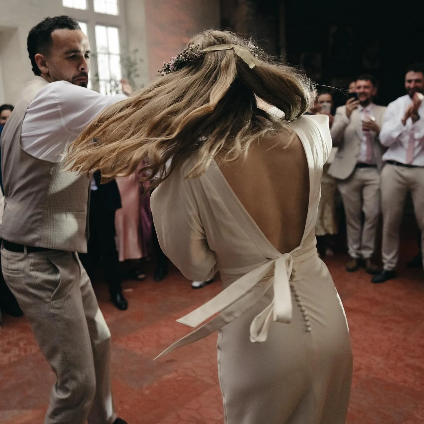 Joy in a photo! Our dresses are made to dance in, as proven by our gorgeous bride Kit!🤩🤩

📸 by @veritywestcottphotography