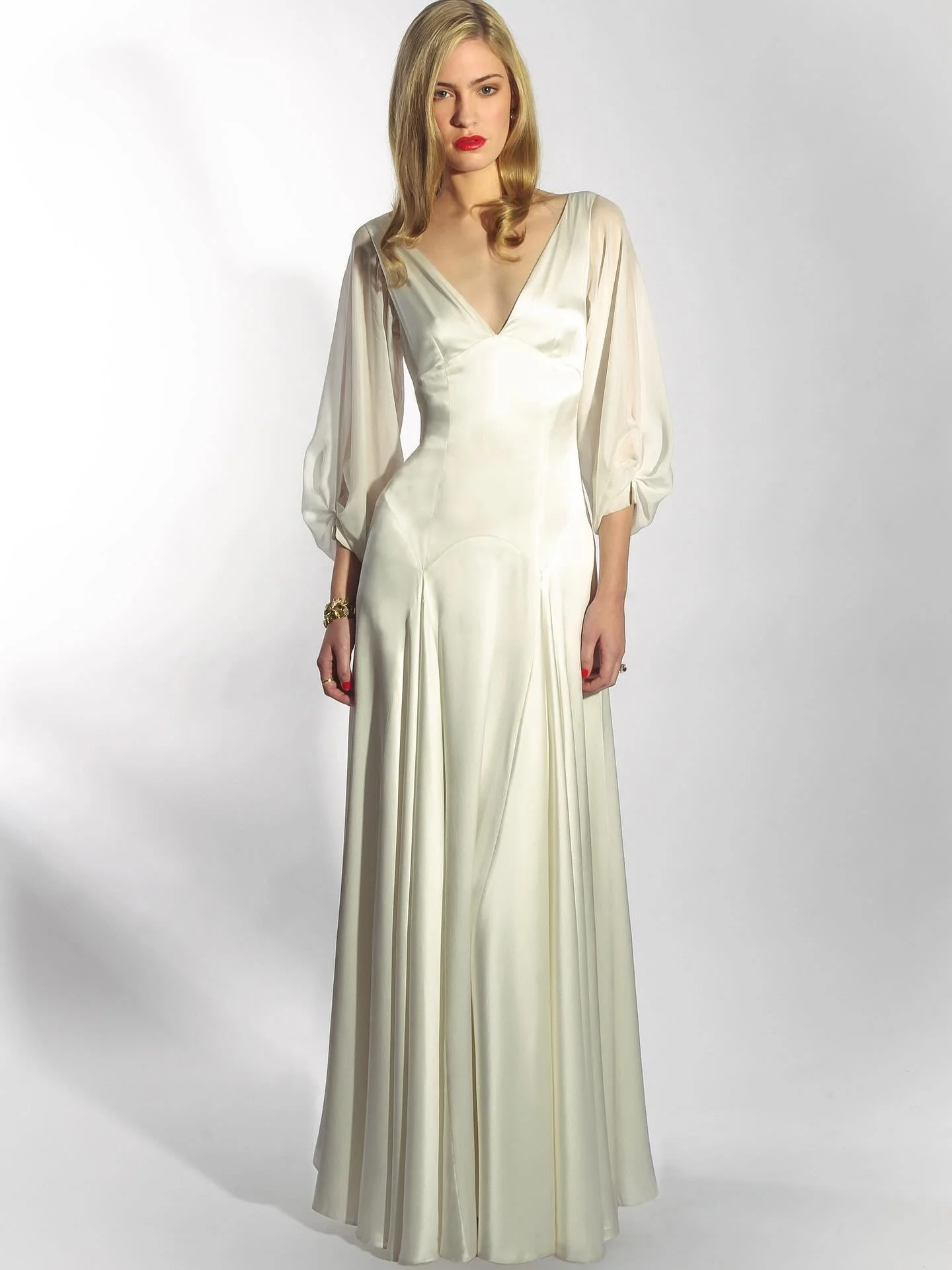 The Mae Dress! With and without sleeves! 🥰🥰

As our dresses are Made in London for each bride and as every bride is unique, you can choose a gown you love from our Collection &amp; then add your twist to suit your style, comfort, and vision. 

Each