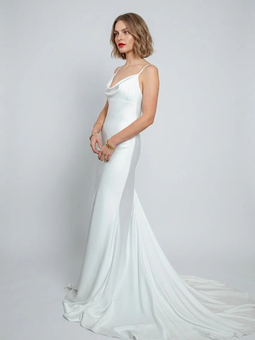 Get the Carolyn Bassette Kennedy wedding day look with some of our super chic simple wedding dresses 💕 All available in our London Boutique, get in touch to book your appointment!

#carolynbessettekennedy #carolynbessette #carolynbessettestyle #caro