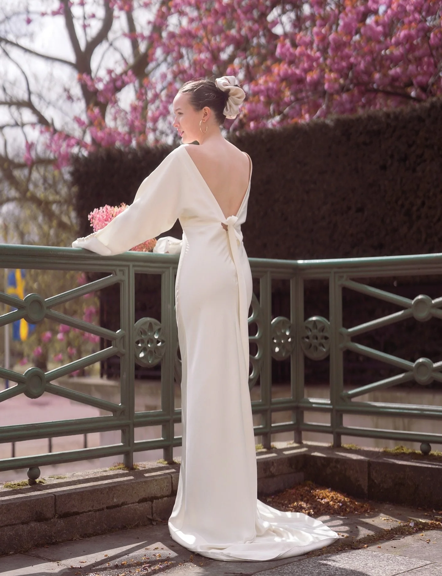 The Ada Dress💕 bias cut perfection with a deep V back and delicate tie bow detail, Made in London 

Get in touch to book in your wedding dress appointment in our London boutique - shop@belleandbunty.co.uk