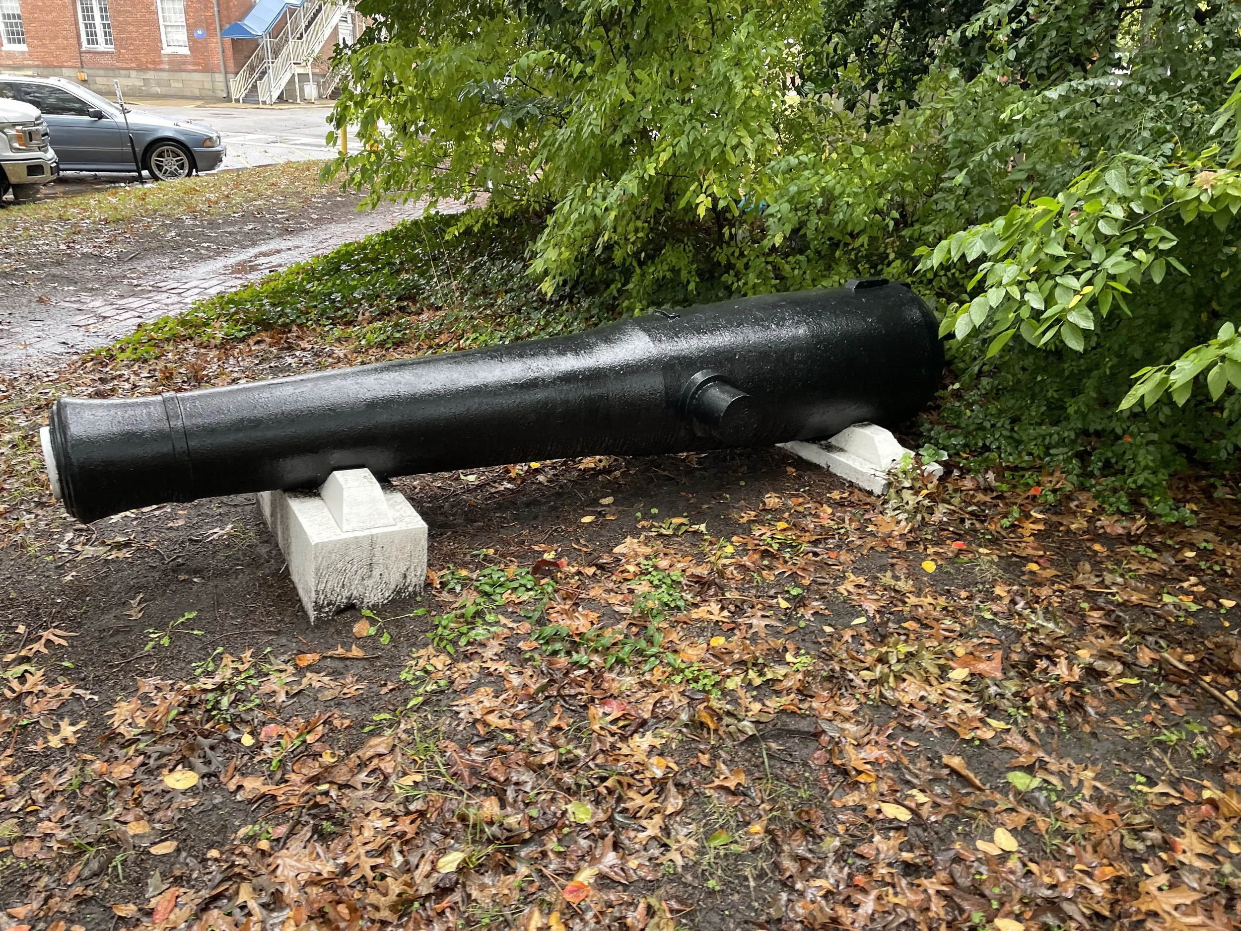 US Navy 32-Pounder of 57 Hundredweight, Number 384, is displayed at Trophy Park at Norfolk Naval Shipyard