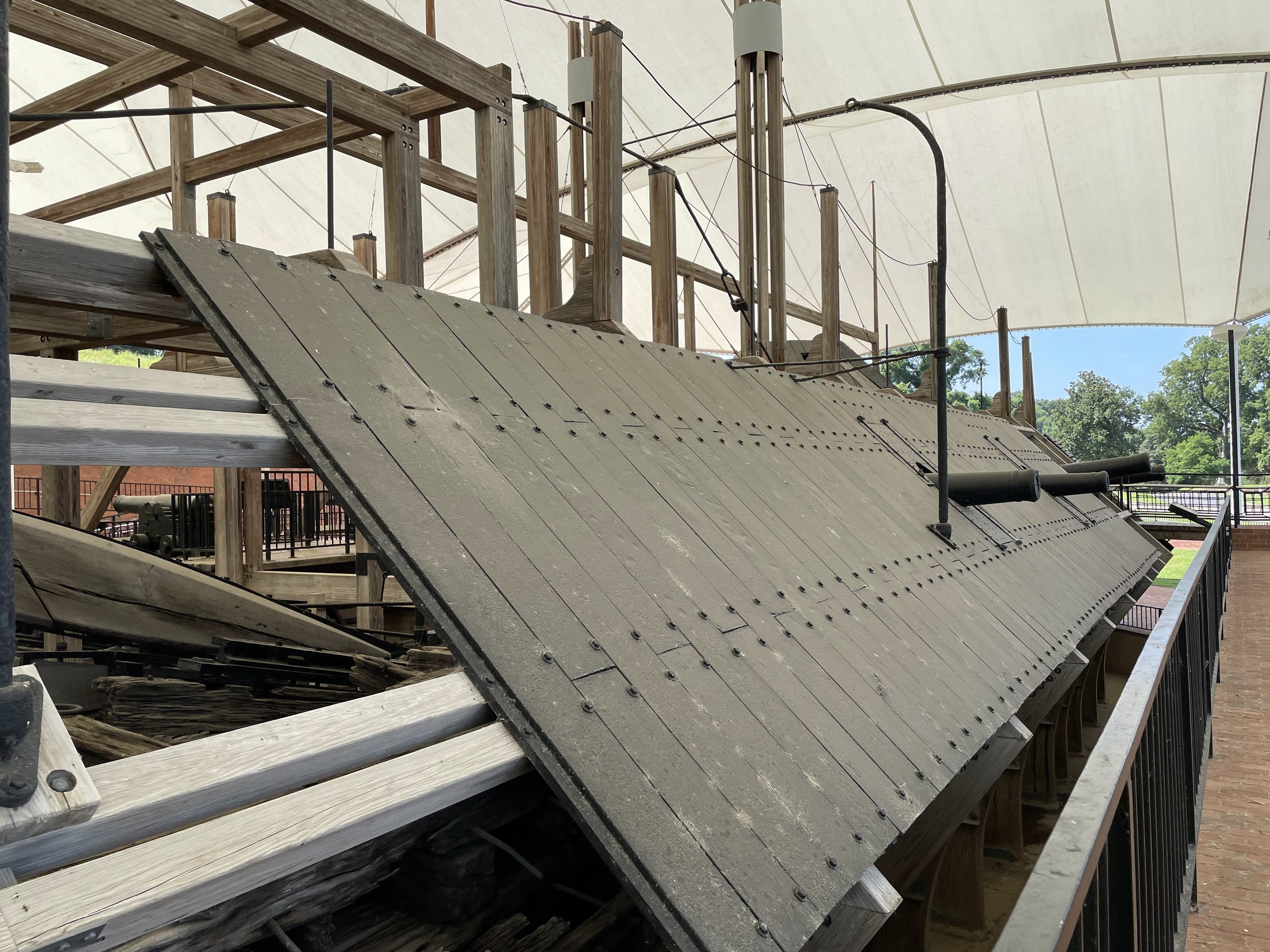 32-Pounder 276 and 226 can be seen along with the 8-Inch shellgun and 42-Pounder Rifle on the starboard side