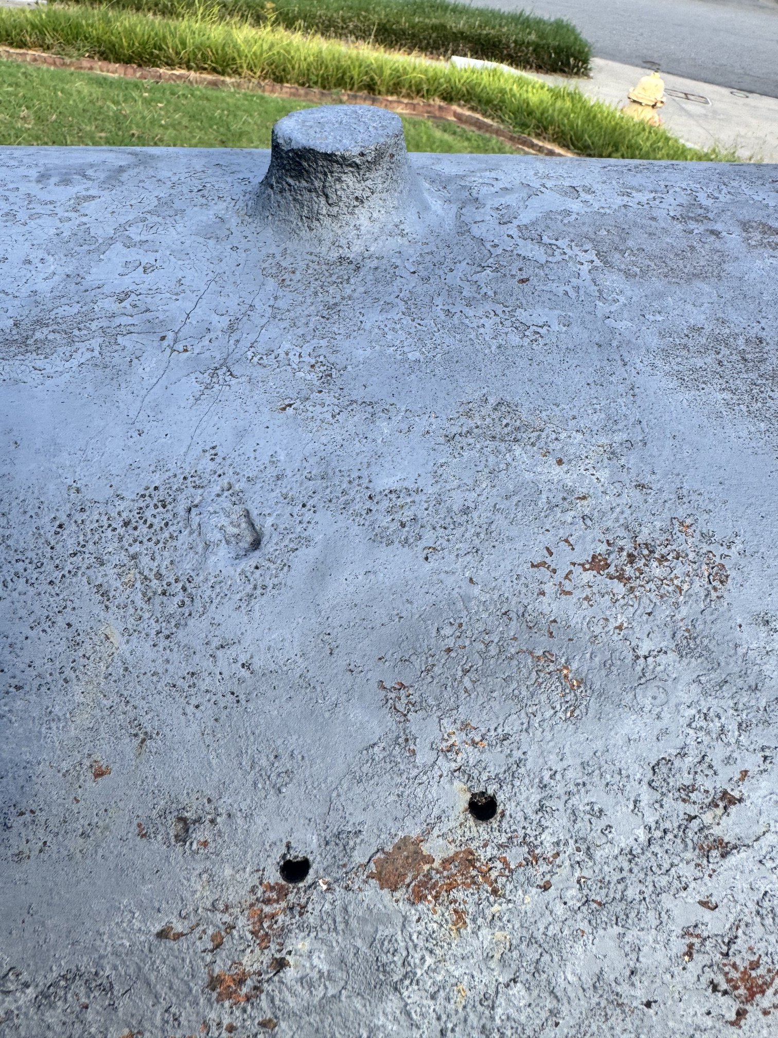 The sight mounting point on top of the barrel above the trunnions may be seen here.