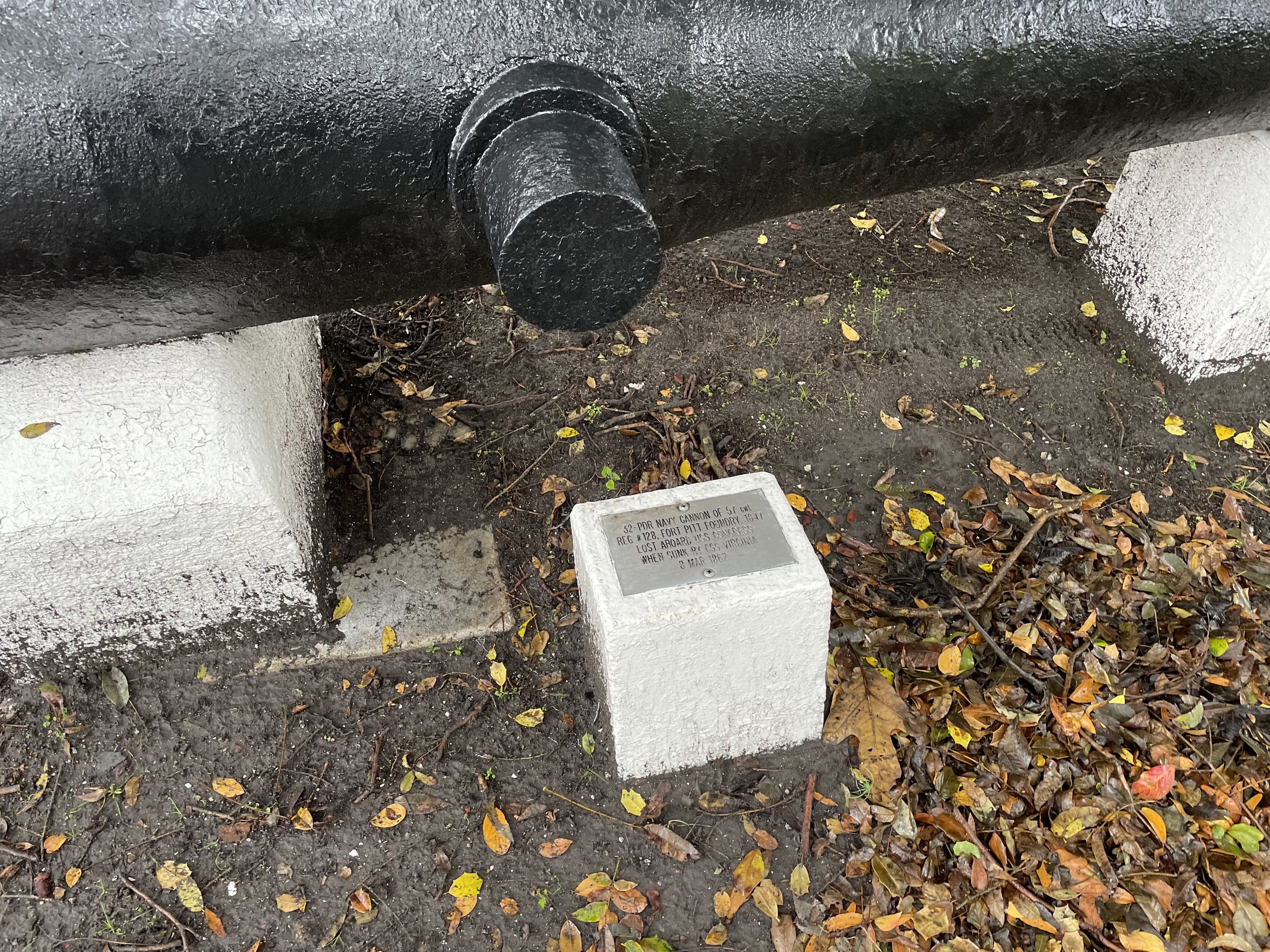 The plaque beside the 32-Pounder gives its Registry Number as 128