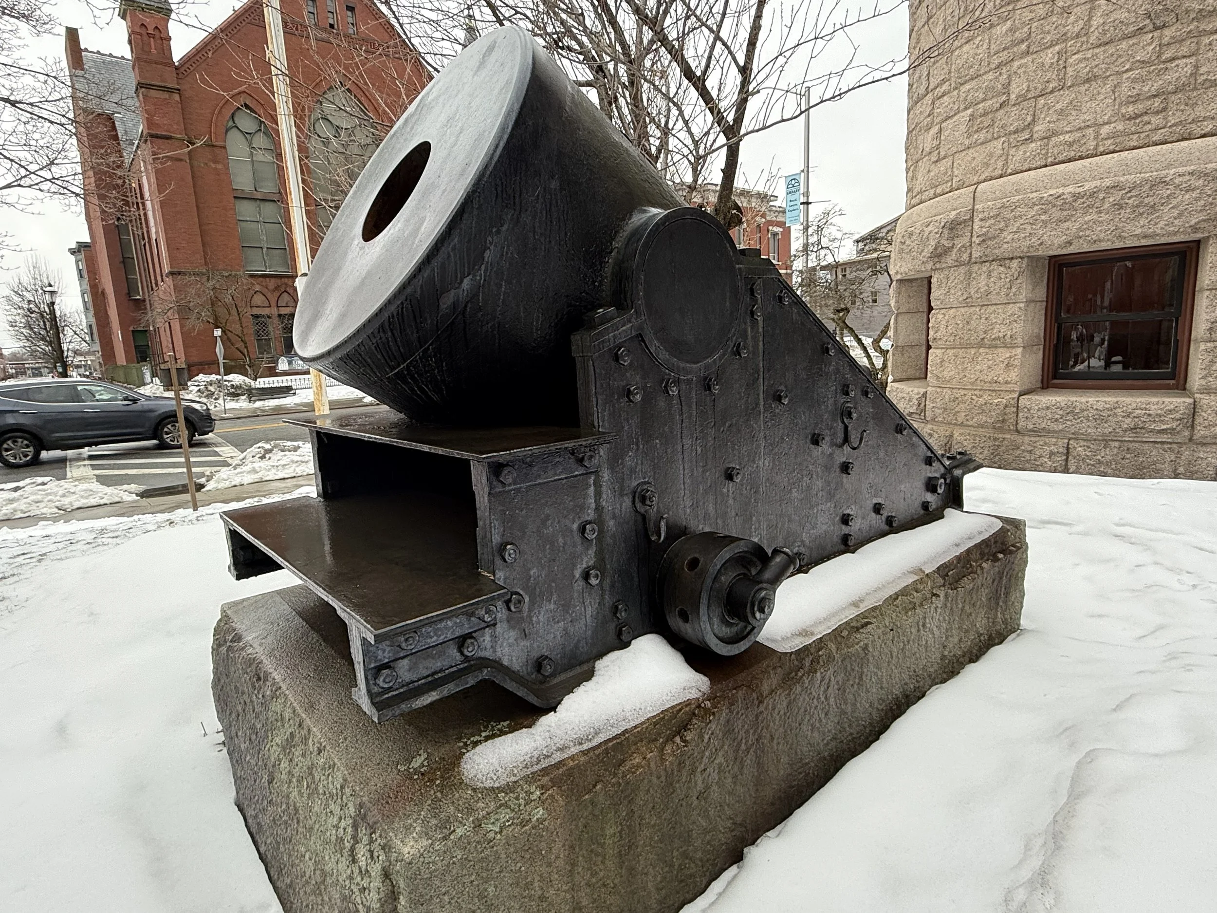 The mortar is displayed on an original carriage