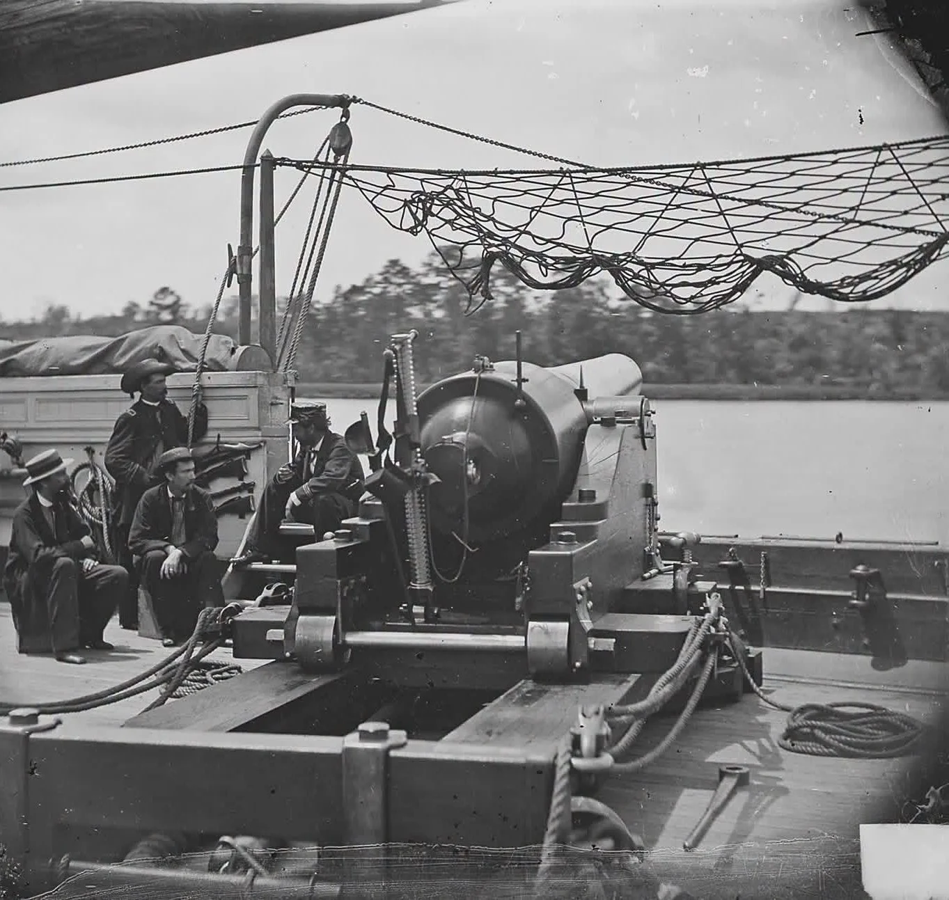 100-Pounder Parrott Rifle aboard USS Mendota: note the adjustable rear sight at the breech and the blade sight mounted over the trunnion.