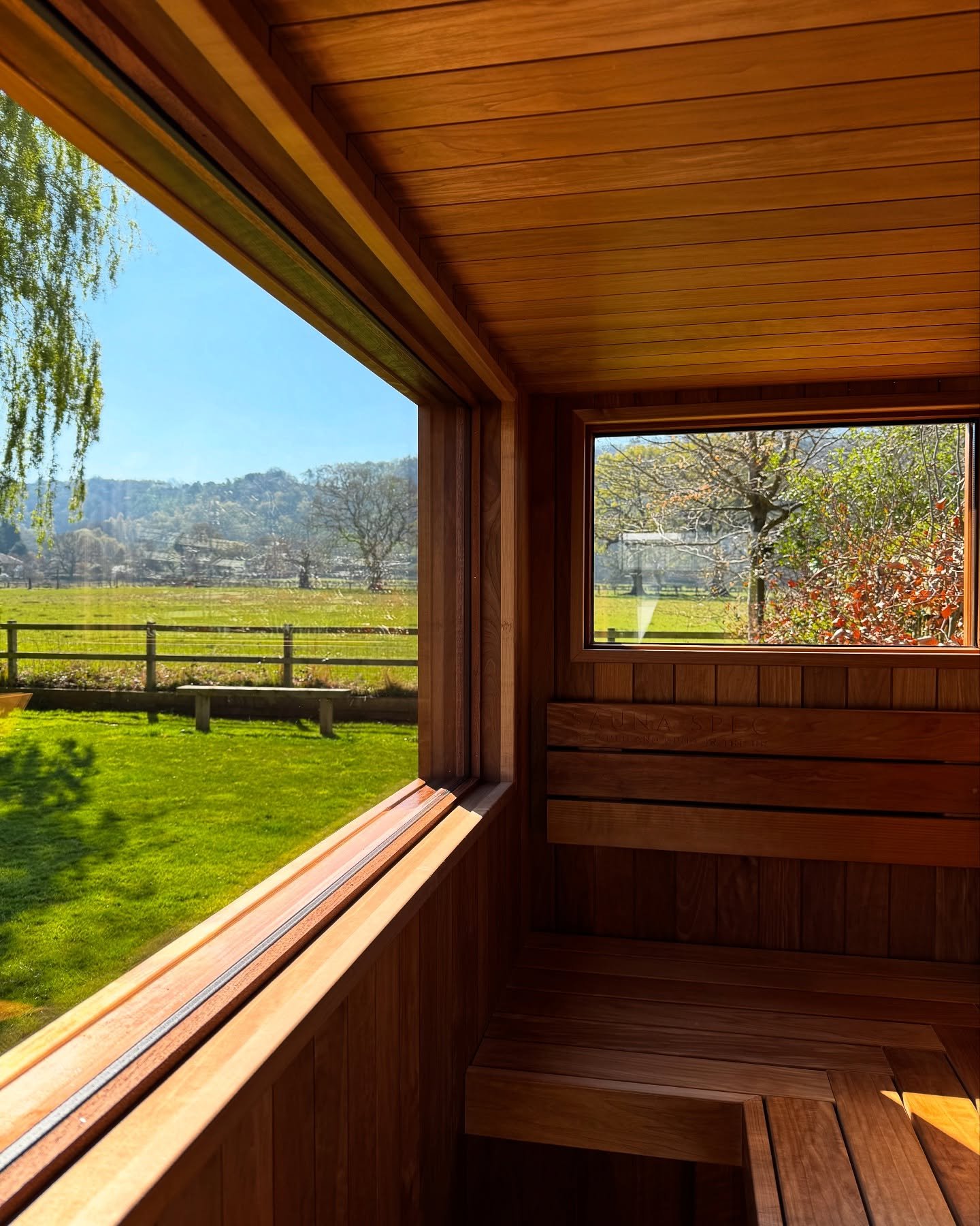 “Theres nothing quite like it“
Framing nature like a masterpiece, right from the warmth of your own sauna.
Custom-built saunas, designed to bring the outside in.
Because your wellbeing deserves a view like this.
#saunawithaview #natur