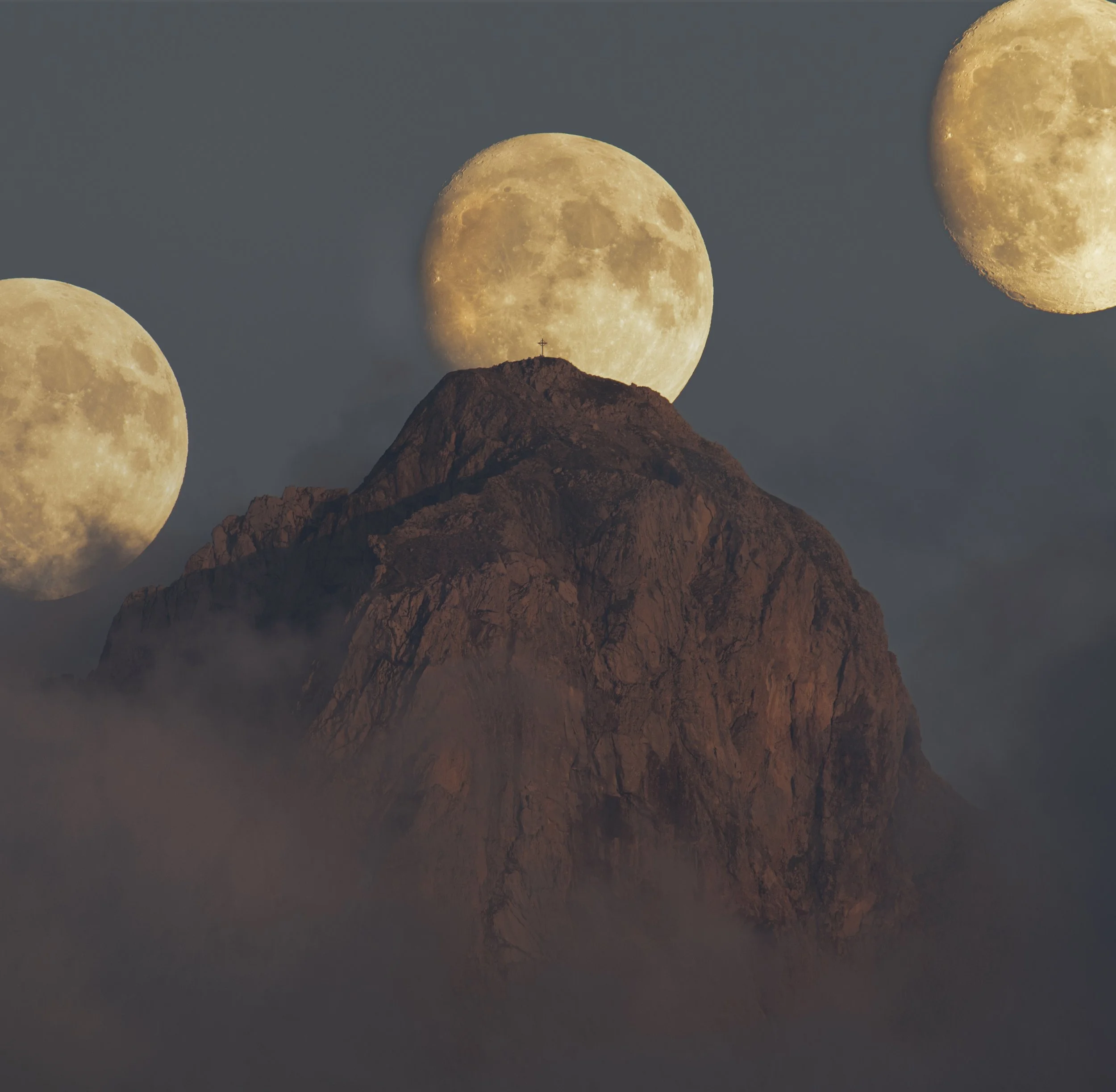 Der Zimba Berg mit Gipfelkreuz und drei Monden am Himmel, beeindruckende Szenerie