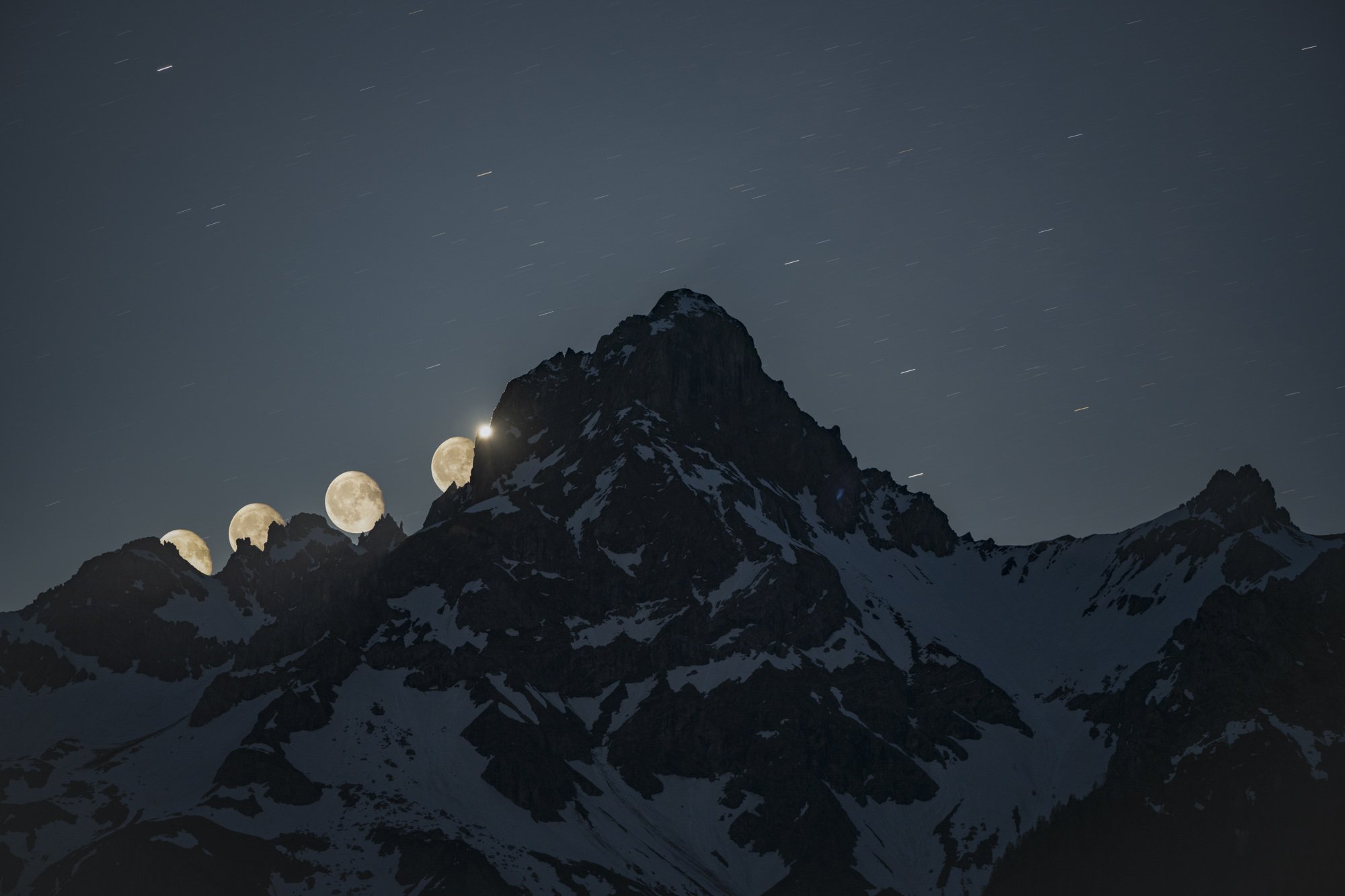 Vier Monde leuchten über dem Zimba Berg, beeindruckende Nachtaufnahme mit klarer Sicht