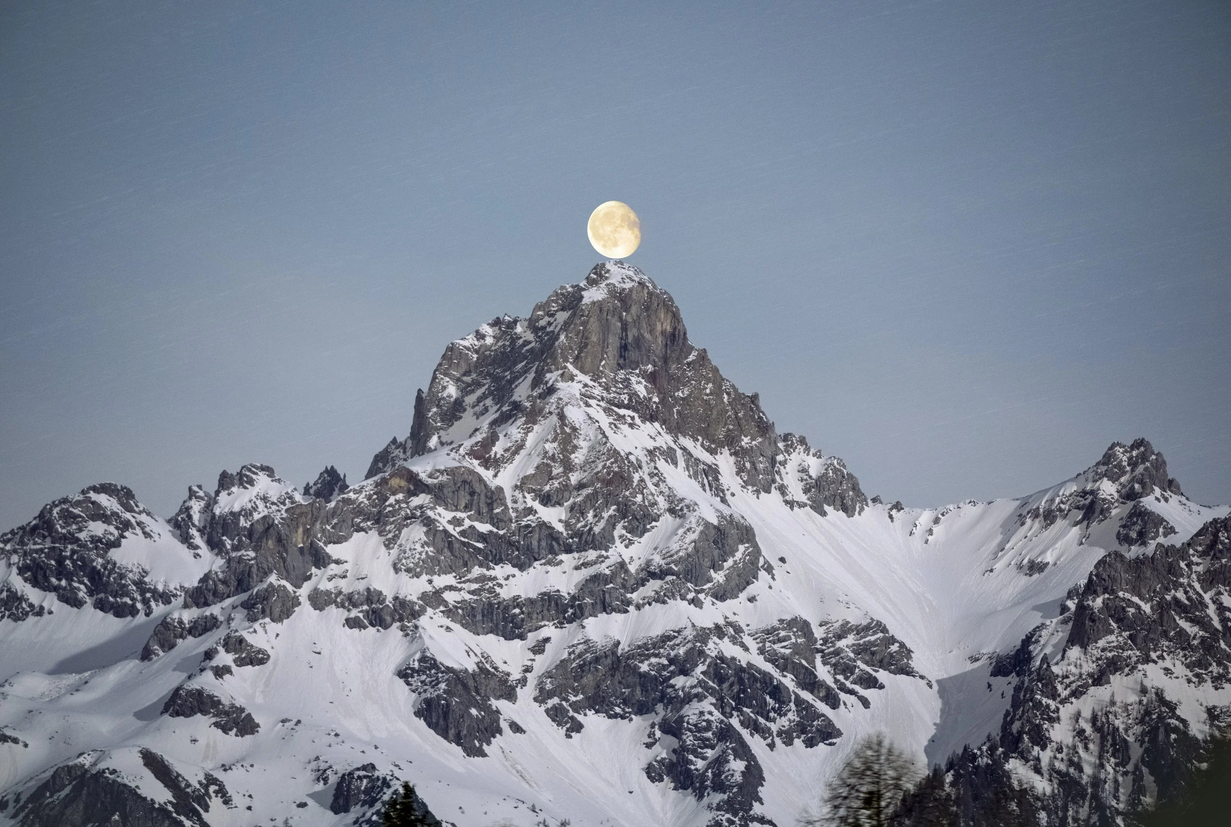 Der Zimba Berg und ein Mond bei blauer Stunde mit leicht sichtbaren Startrails