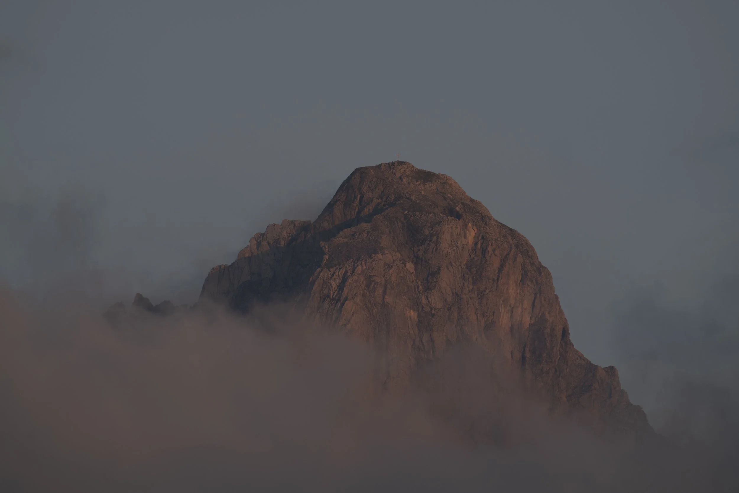 Der Zimba Berg stark vergrößert im Abendlicht, detaillierte Ansicht des Gipfels