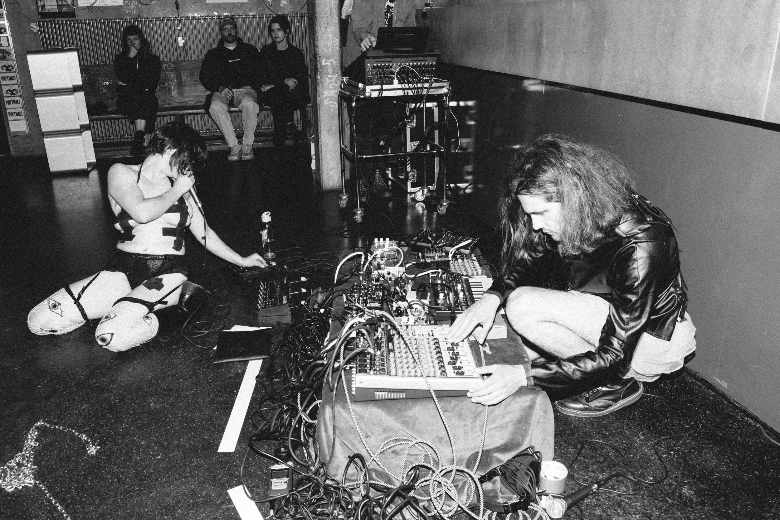 An introduction to the noise music scene by Sneila