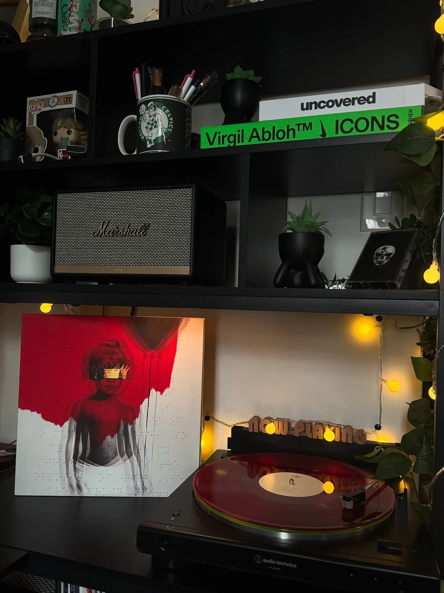 🔴👑 Happy 🔟 year anniversary of #ANTI - by #Rihanna - the only record in my collection featuring braille lettering on the front (and back) of the sleeve. Designed by artist Roy Nachum, the braille lettering features a poem by Chloe Mitchell that re