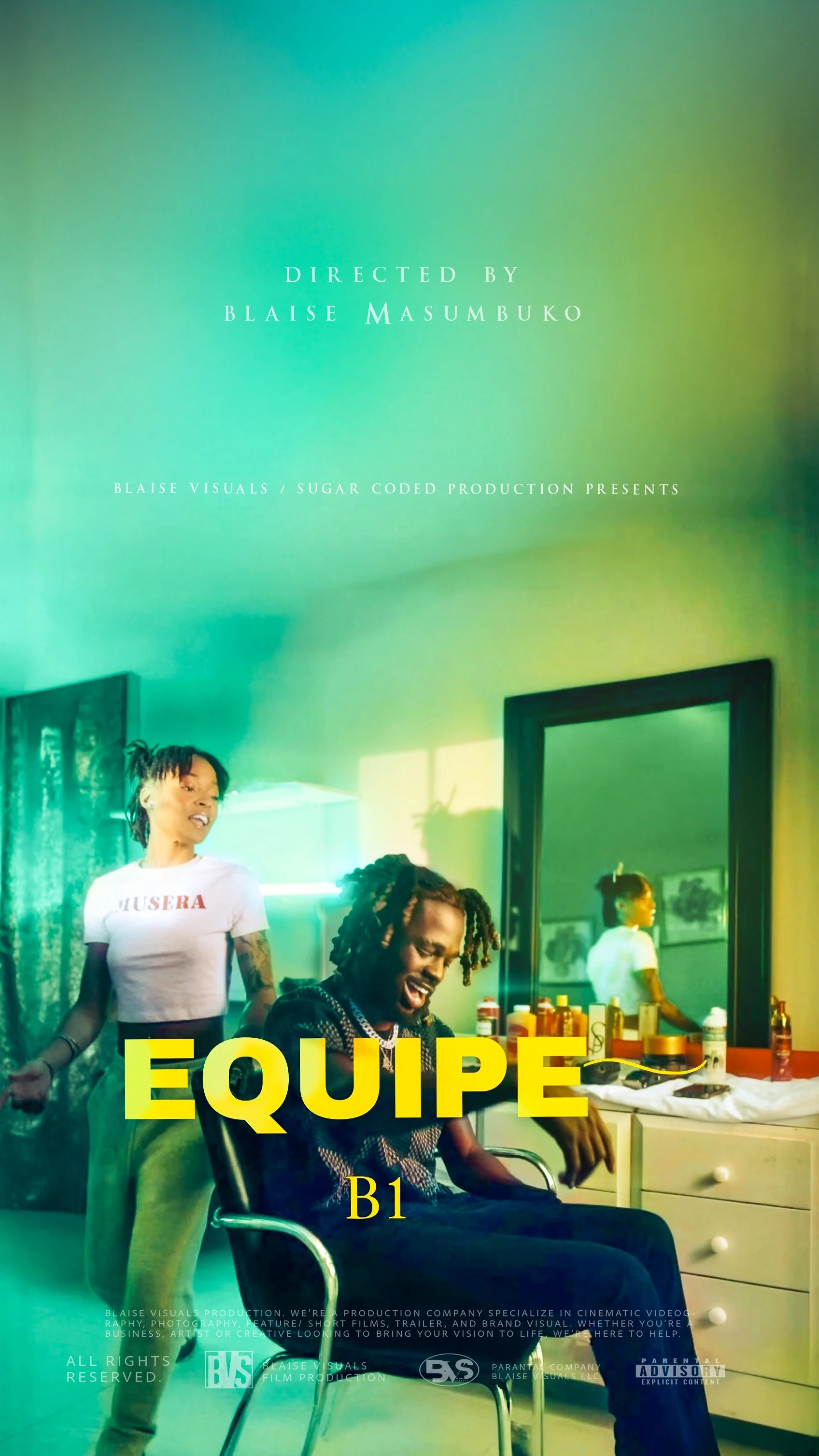The cover of a film titled 'EQUIPE B1' shows a vibrant scene in a room with green and yellow lighting. Two individuals are visible: a woman with dreadlocks sitting in a wheelchair and a woman with tattoos standing nearby. The background includes a mi