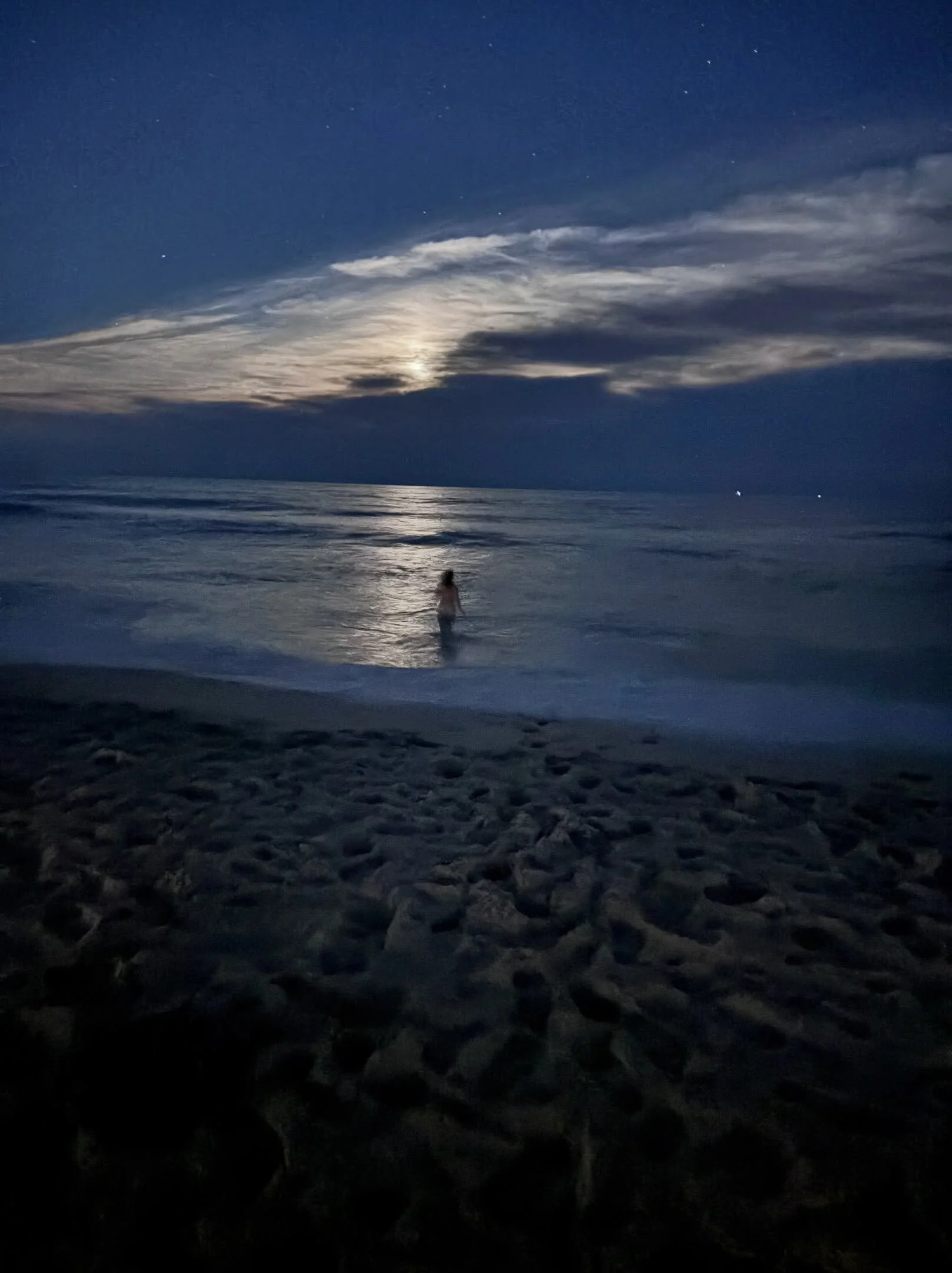 An epic, yet simple, end to eclipse season. 🫠🌕♓️ 🌊 Thanks to the &ldquo;cheekiness of the Goddess (Biodanza)&rdquo; as @ashleyedithking, capturer of this image, would say. #fullmooninpisces #lunareclipse