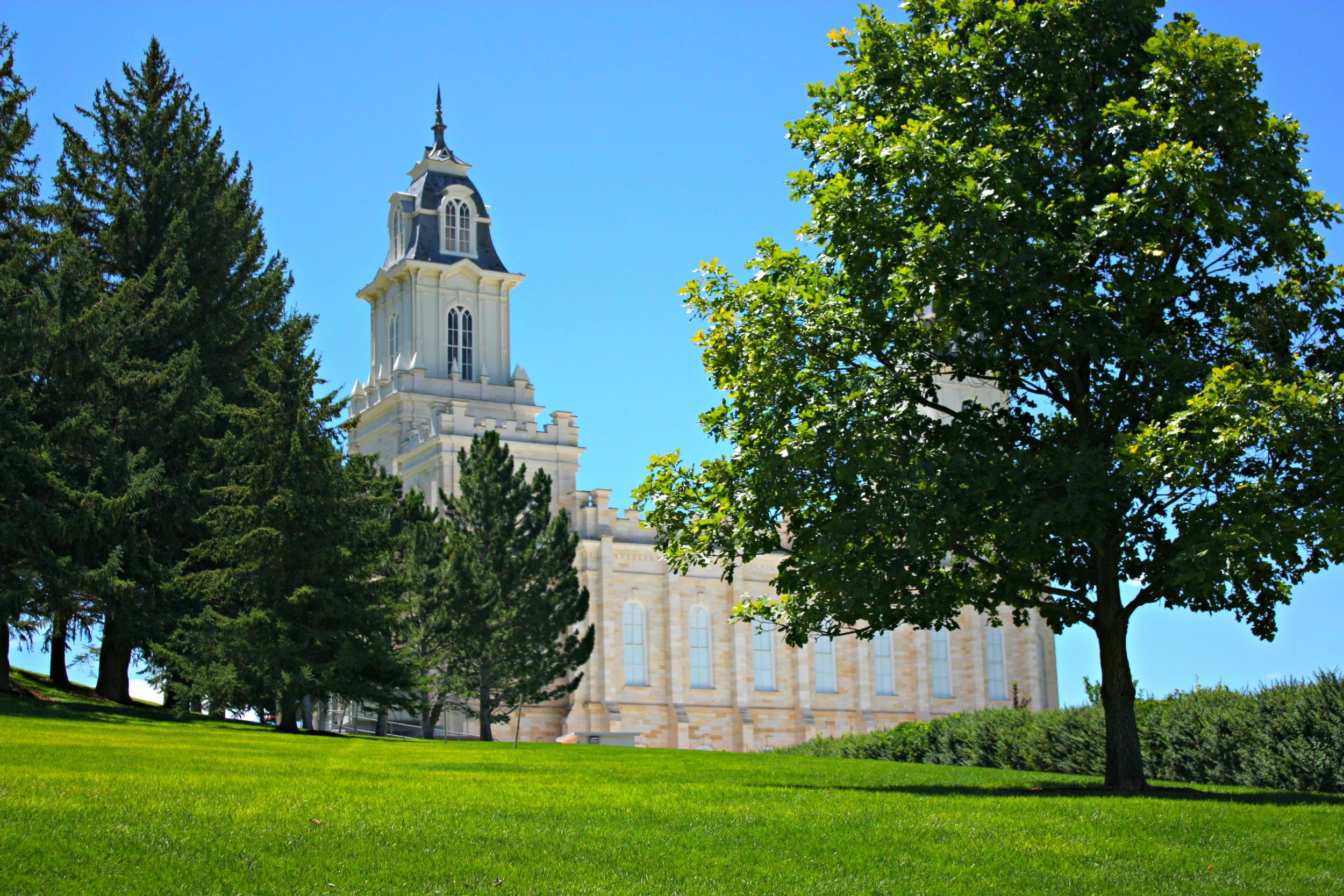 Manti Utah Temple (Summer).jpg